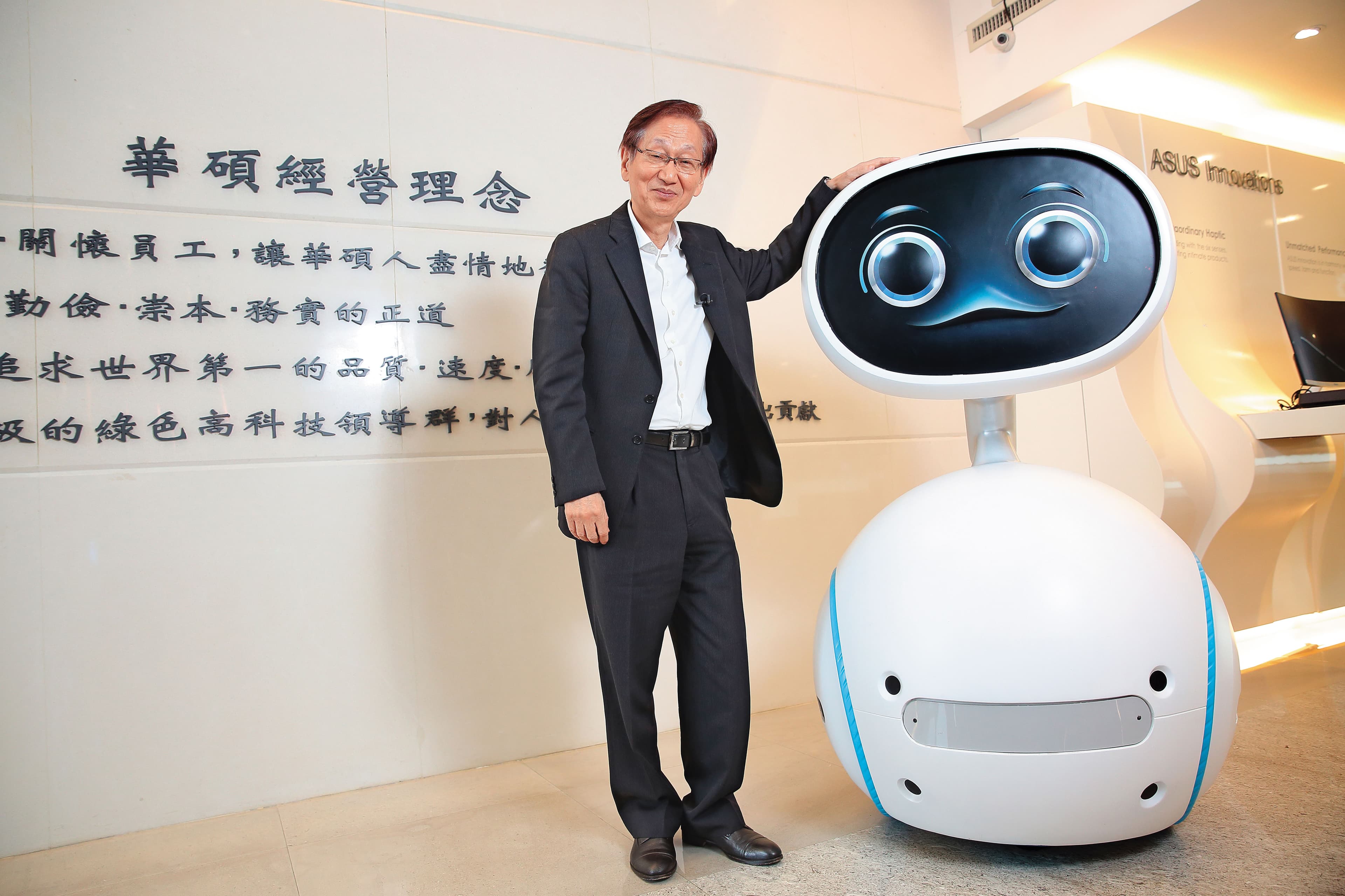 2016年華碩推出智慧機器人Zenbo，成為施崇棠進軍AI人形機器人的重要根基。