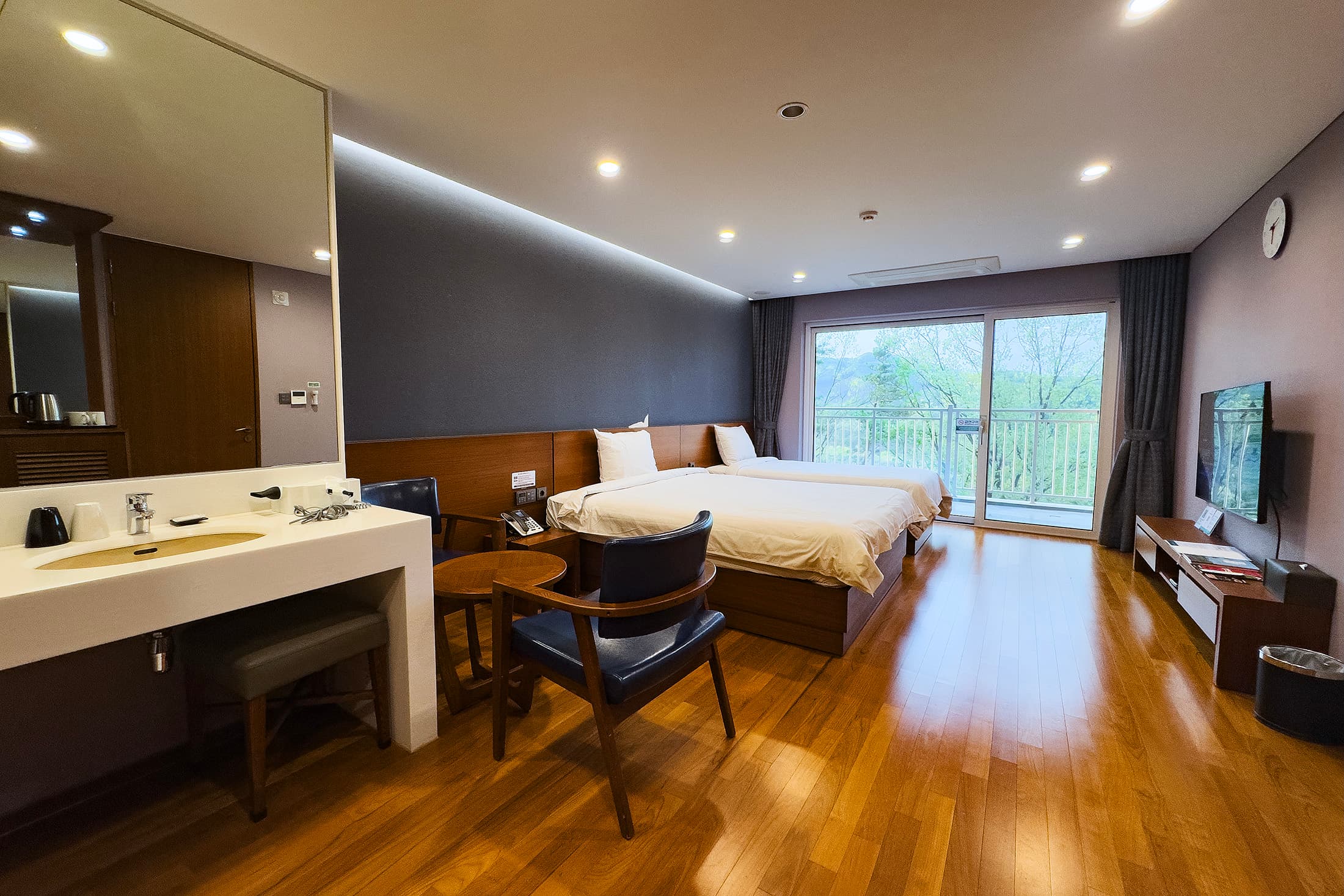 BELLE FORET RESORT主打涵蓋客廳與廚房空間的家庭套房，以及適合兩人居住的基本客房。