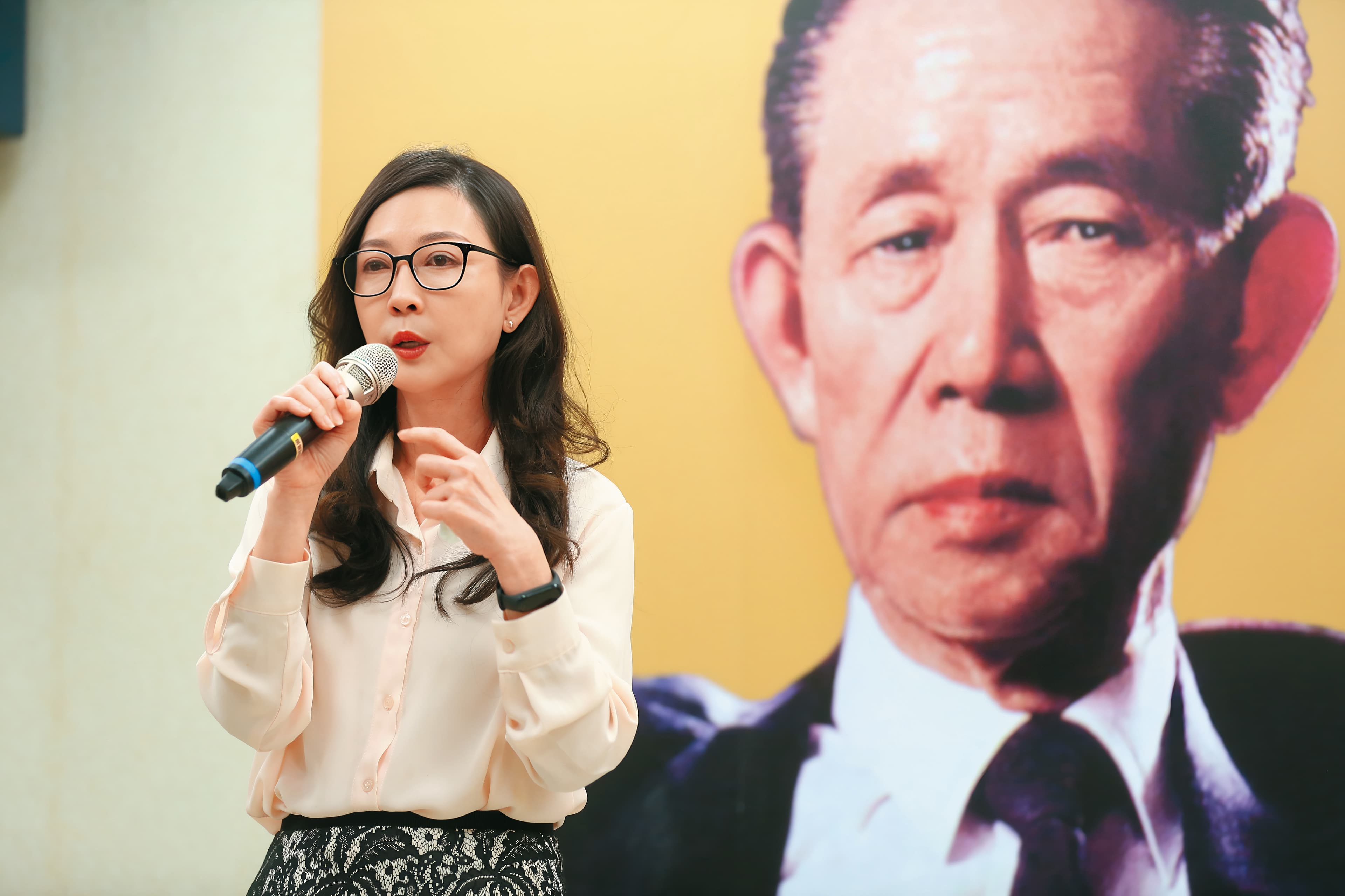 由王瑞瑜（左）主責的事業，緊扣父親王永慶（右）的心意，積極推廣預防醫學、發展新能源產業。