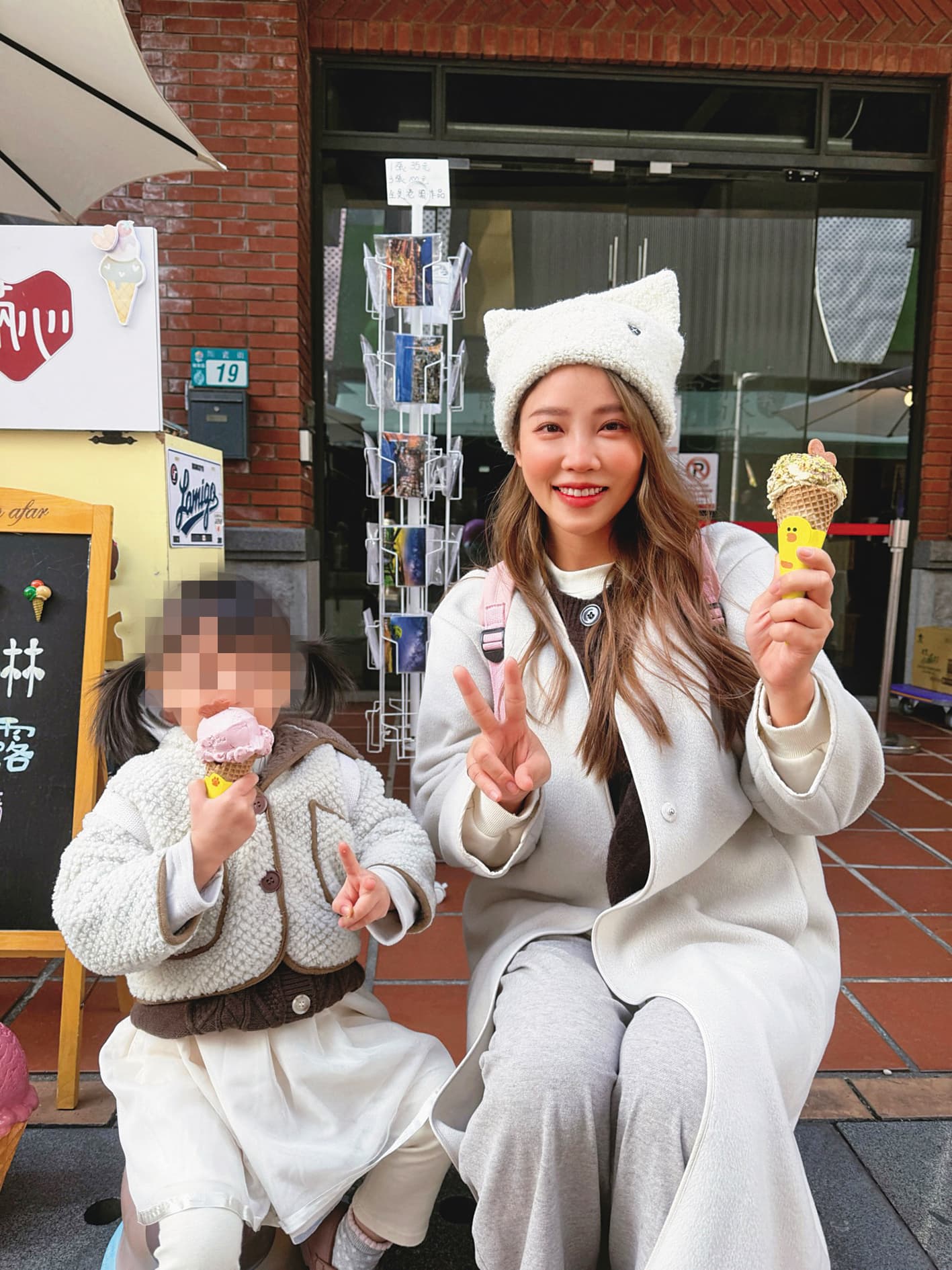 咪妃（右）3年前突然閃婚生下女兒小恩（左），工作以外常帶女兒四處玩。	（翻攝自咪妃臉書）