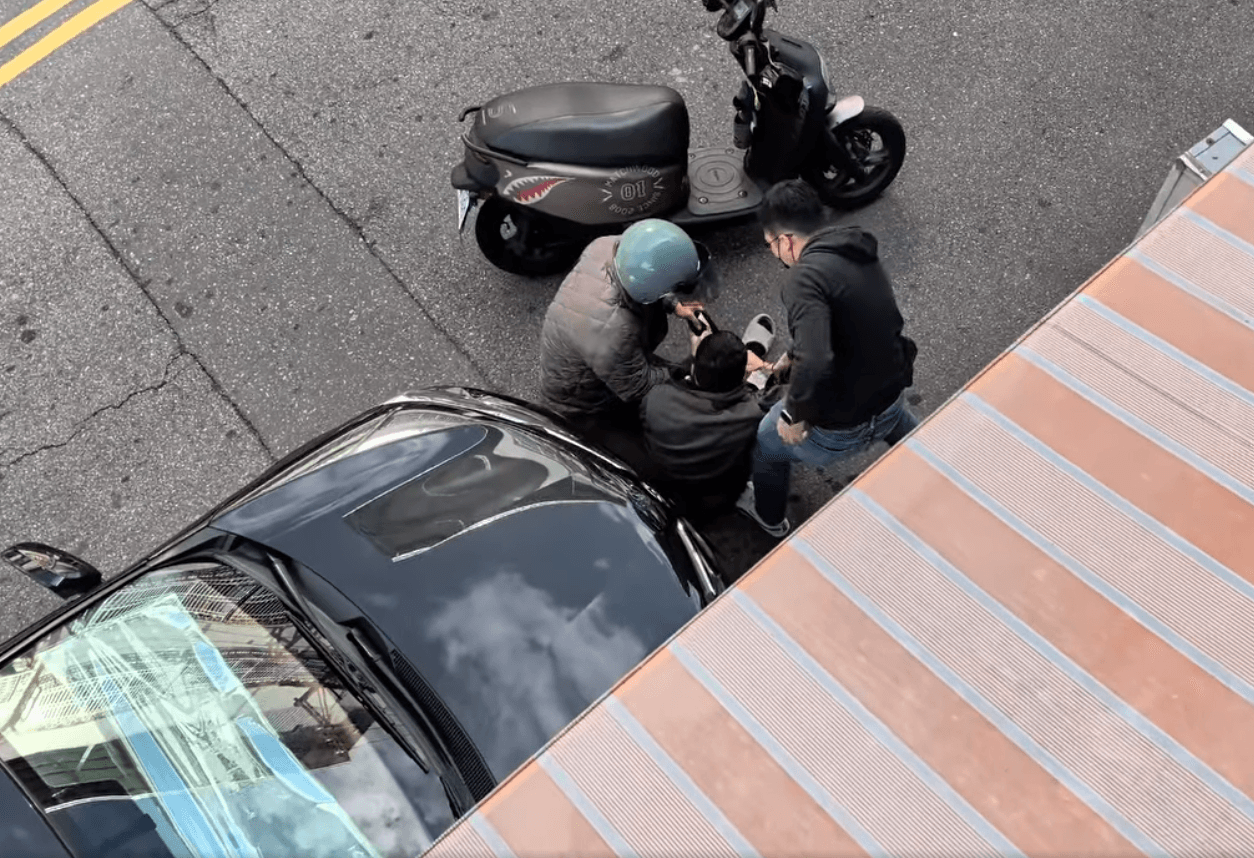 包子店家賴先生表示當天突然聽到外頭有騷動，探頭發現是毒犯被警察抓。（翻攝當事店家）
