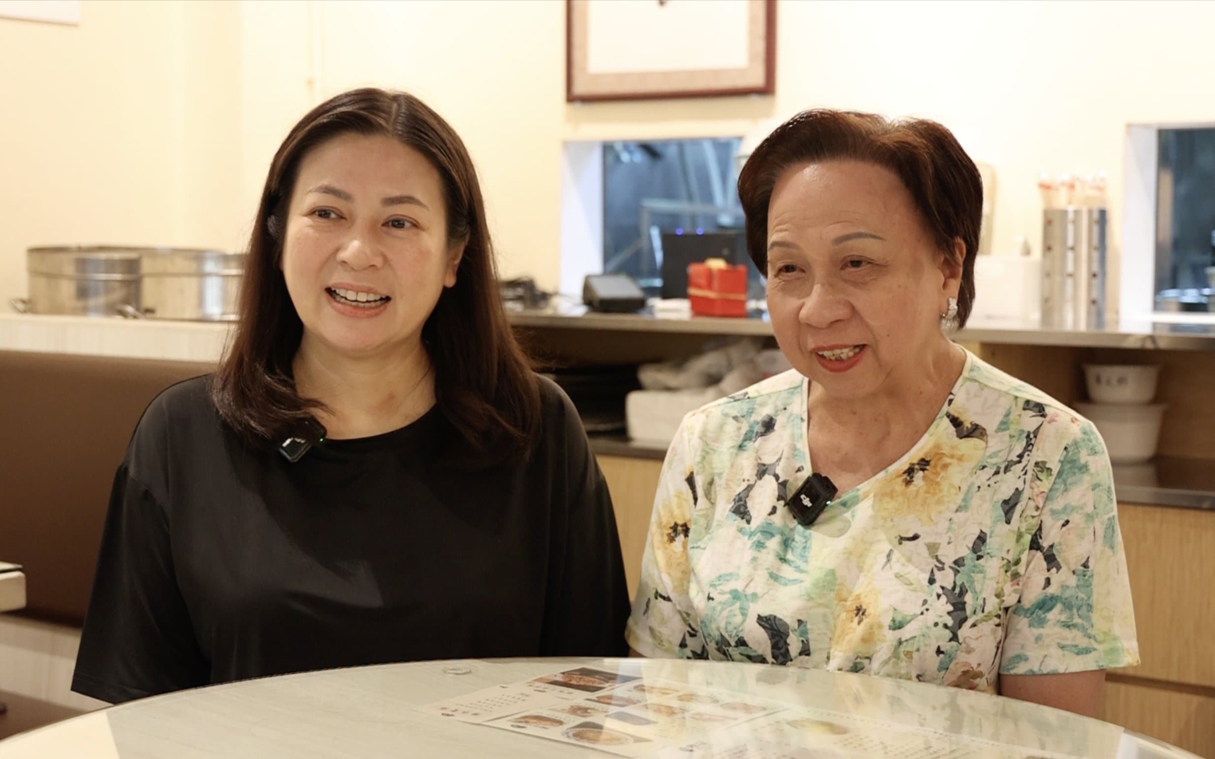 今年高齡85歲的第三代老闆娘李周少芳（右），現在也全力支持第四代李穎雯（左）在天后重開的「源記甜品小食」。
