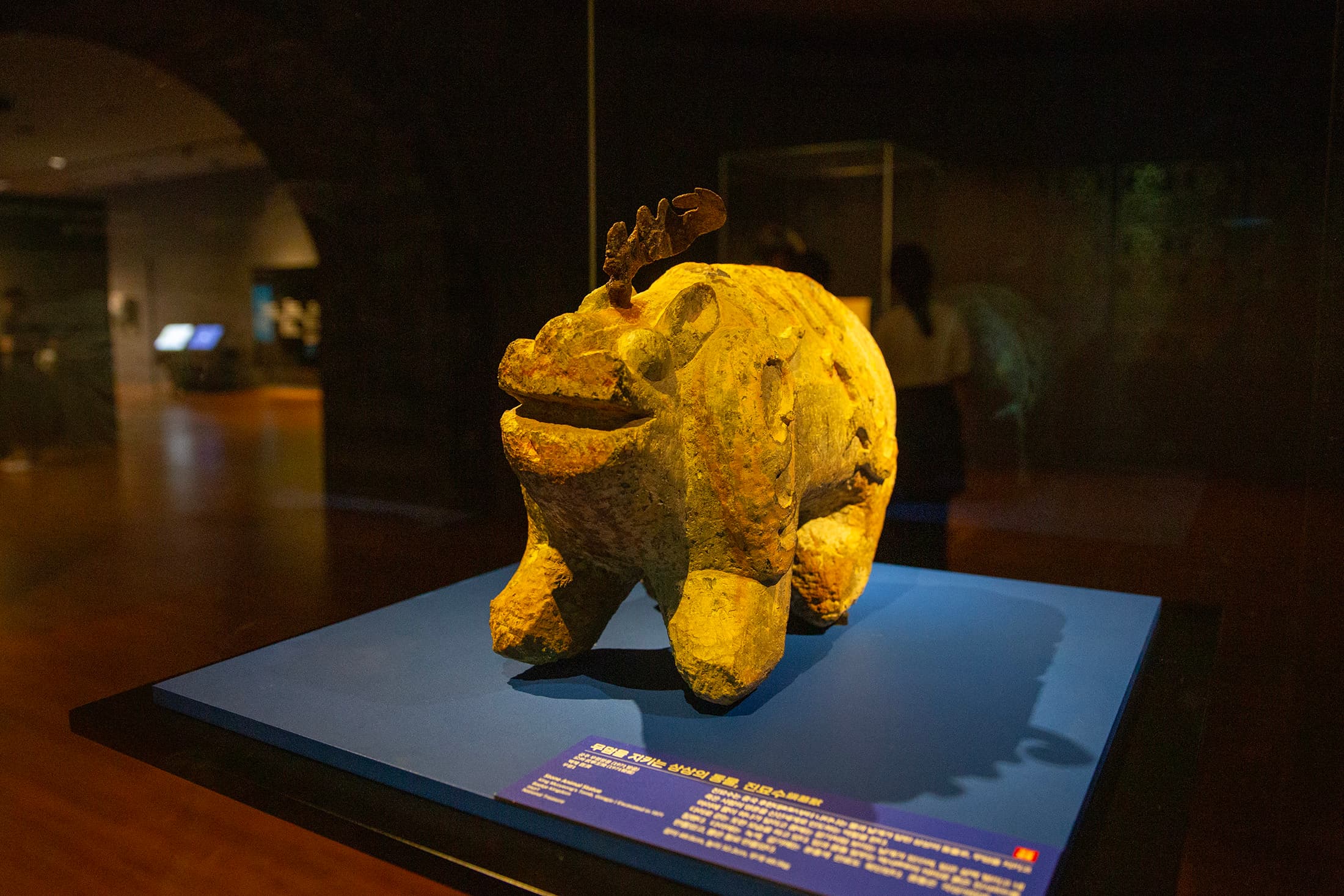 一樓展示的國寶「鎮墓獸」石雕，神態憨態可掬，當年肩負著守護百濟武寧王陵的重任。