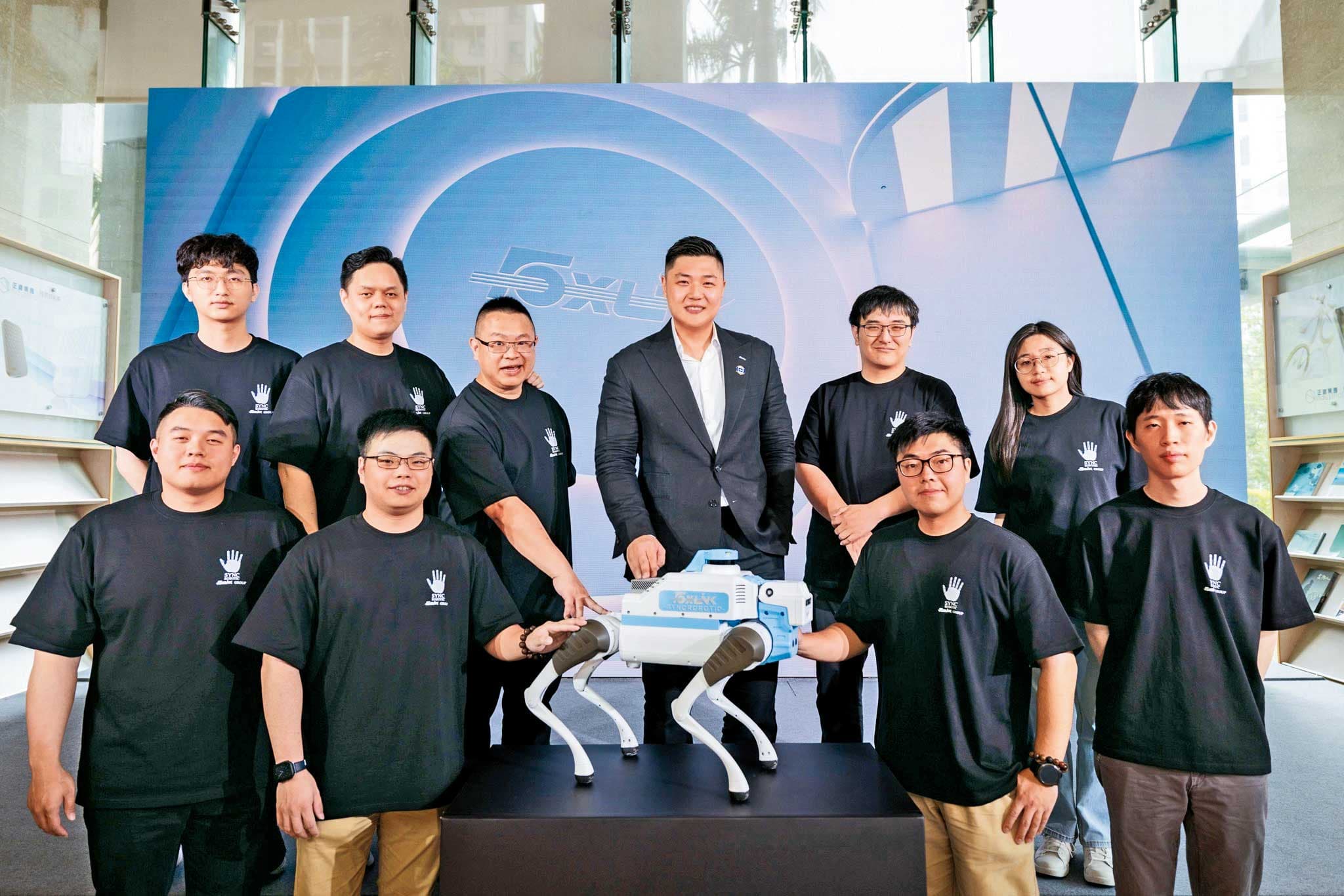 郭守富（中）率領15人的年輕團隊，僅僅7個多月時間就打造出AI四足機器人方案。（翻攝自Luminys Systems Corp FB）