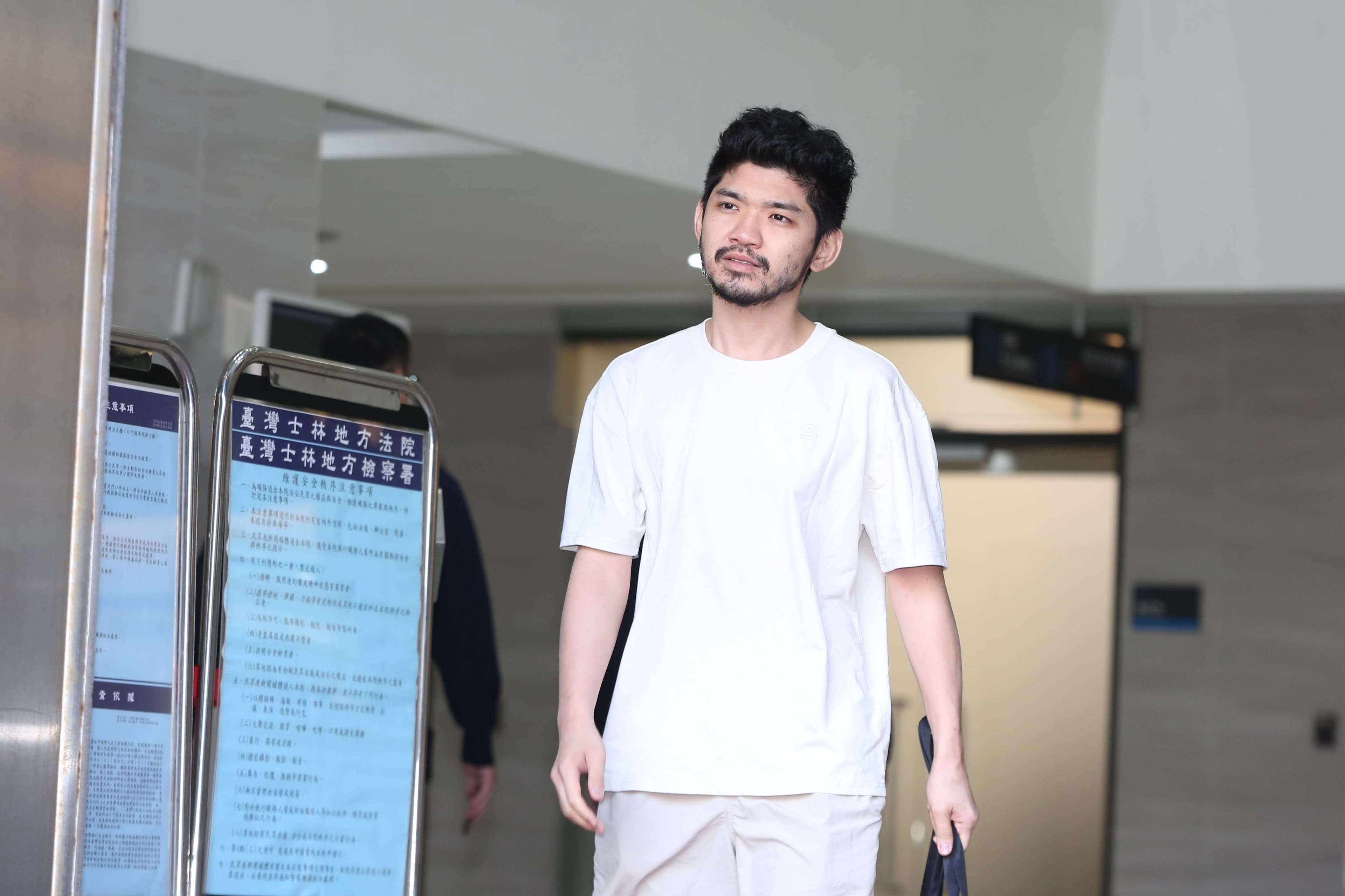 晚安小雞今訊後離開士林地檢署。（鏡報姜永年）