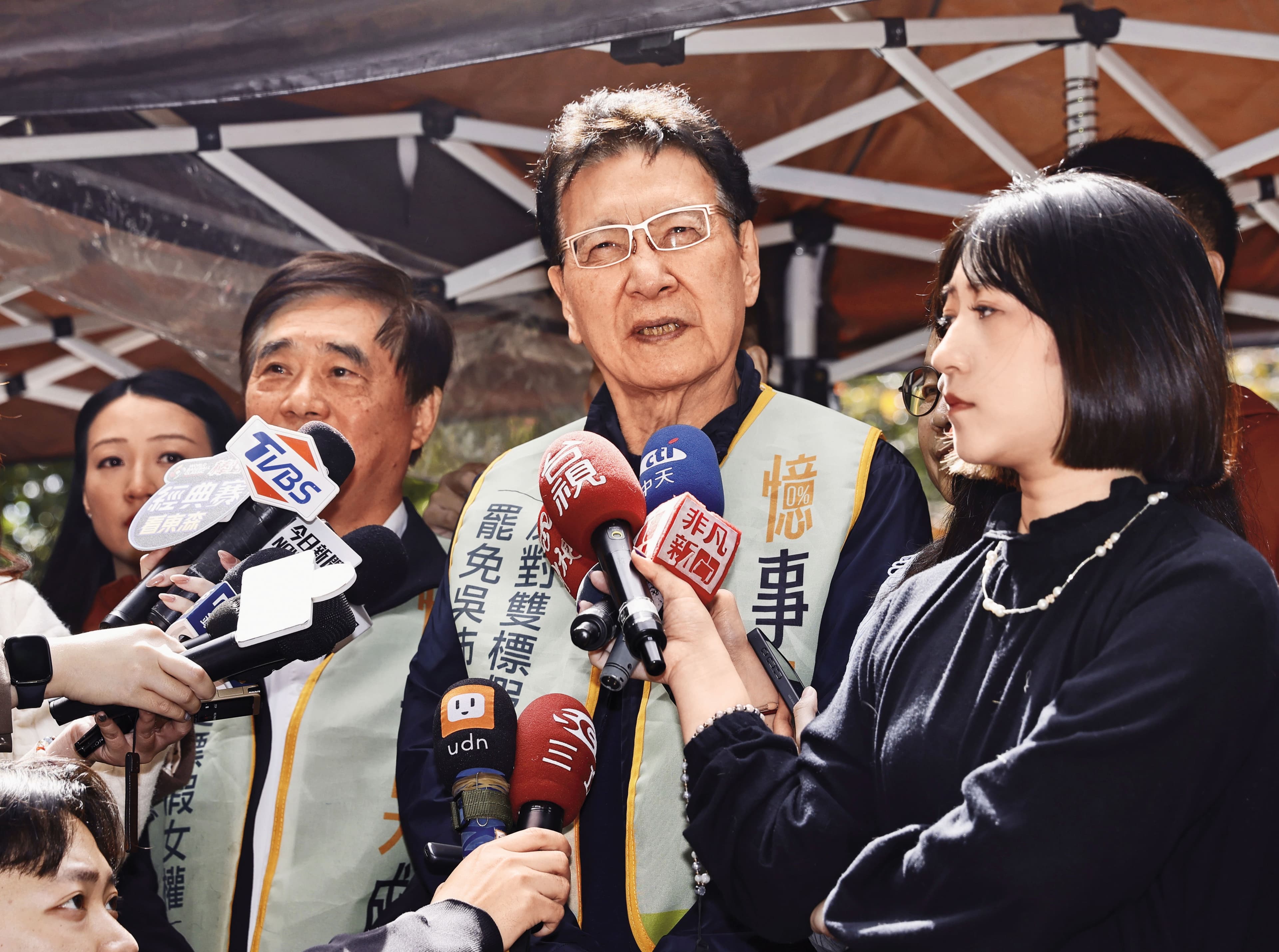 不滿黨中央無力反制罷免案，戰鬥藍發起人趙少康（中）4日親自上街替罷團衝連署書。