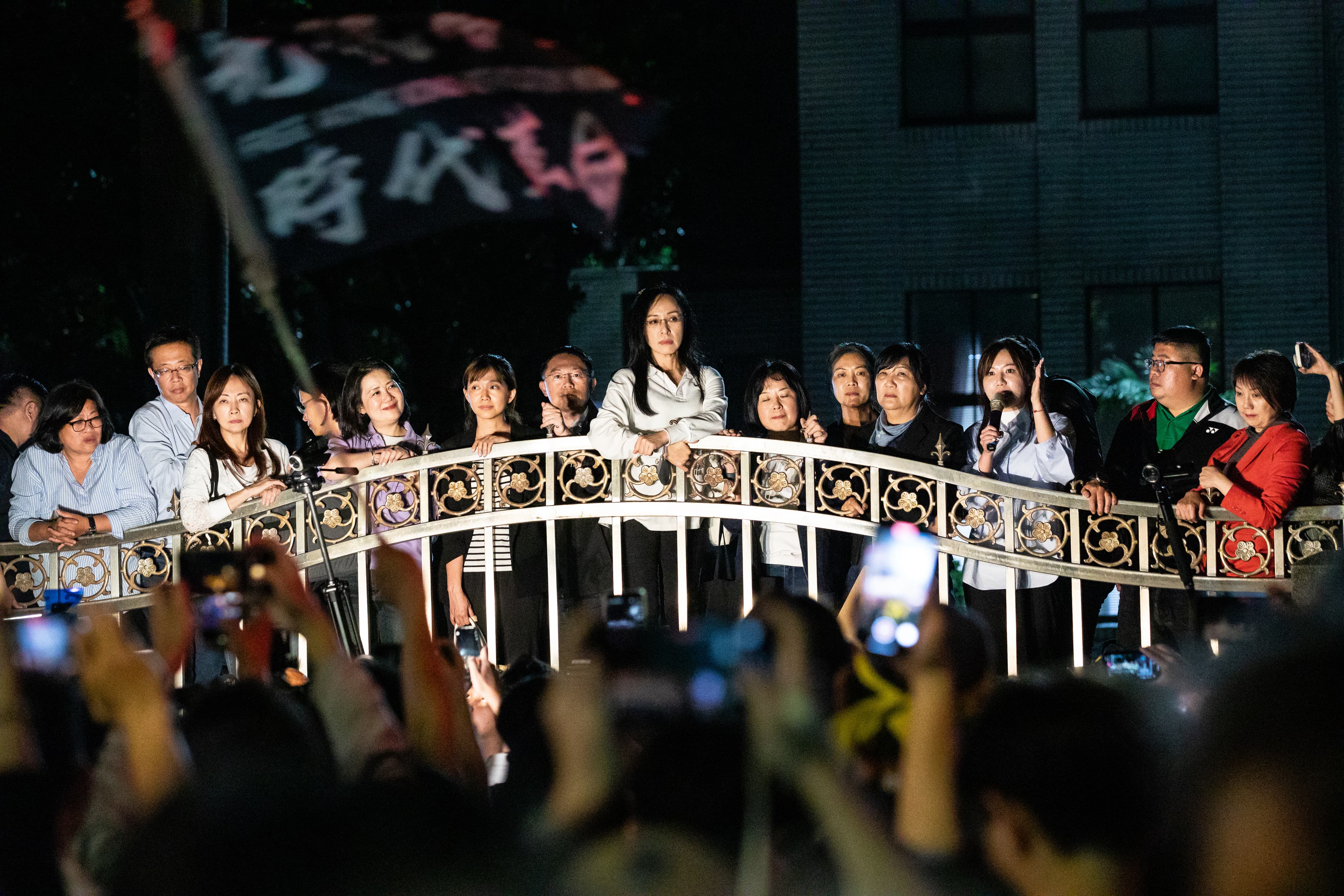 國會改革法案引發一連串抗議行動，綠委們也數度到場外聲援青鳥行動。