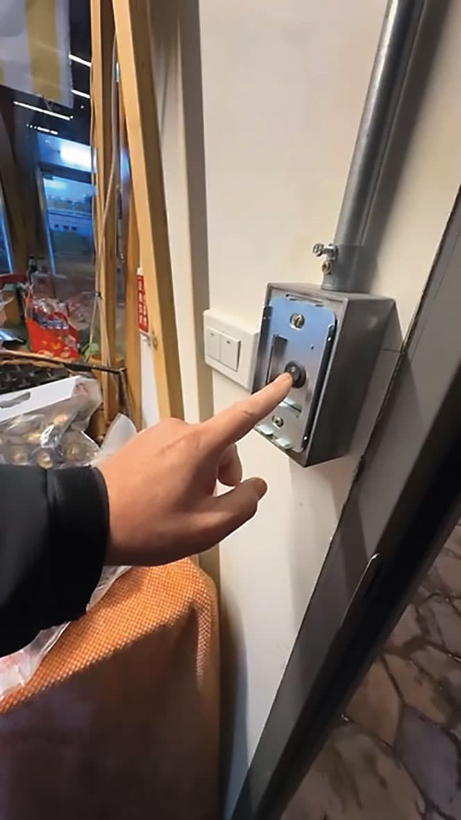 根據店主所拍攝的影片顯示，設在店家內的消防手動排煙開關完全無法運作。（讀者提供）