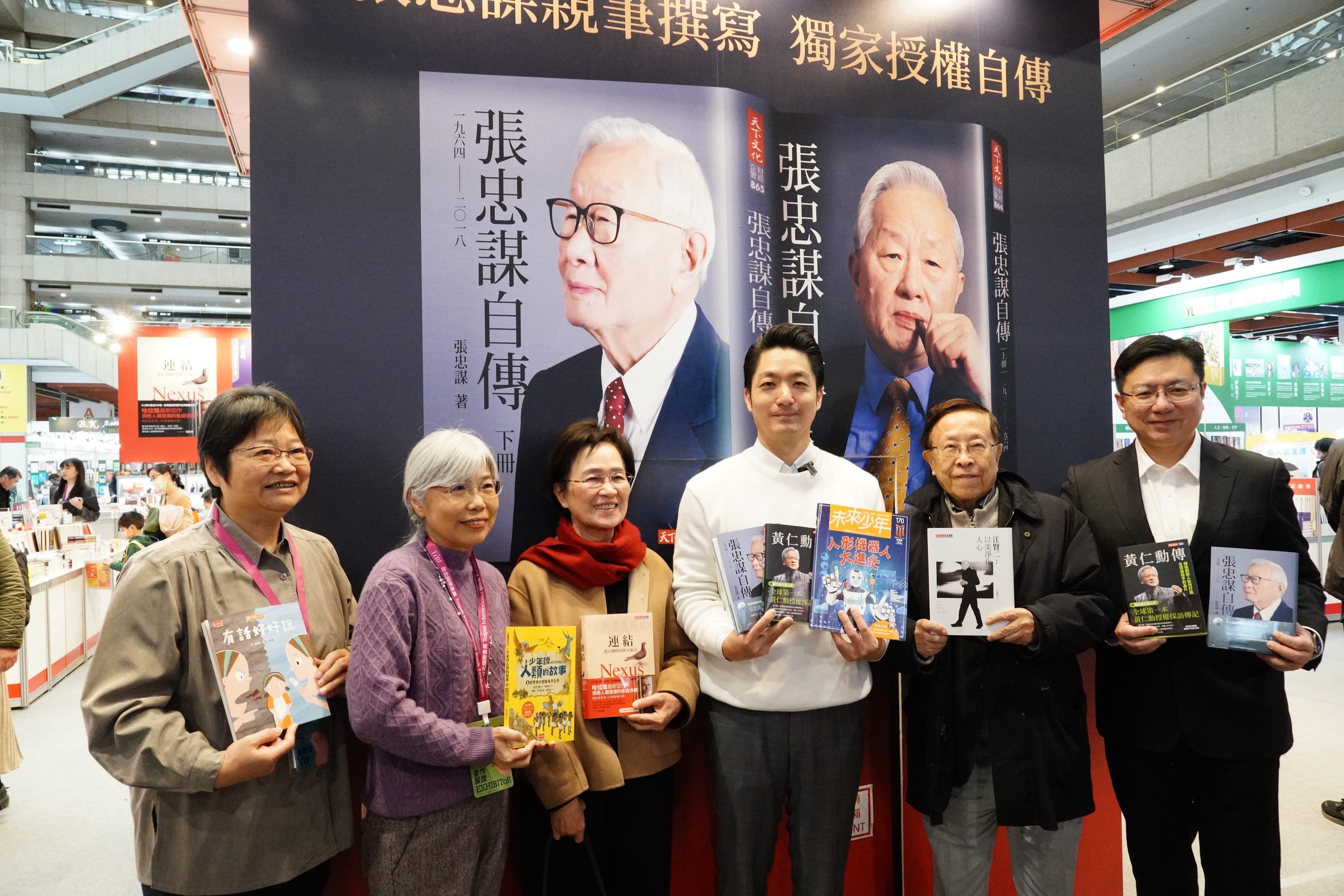 蔣萬安特別選購《張忠謀自傳全集》。（北市府提供）