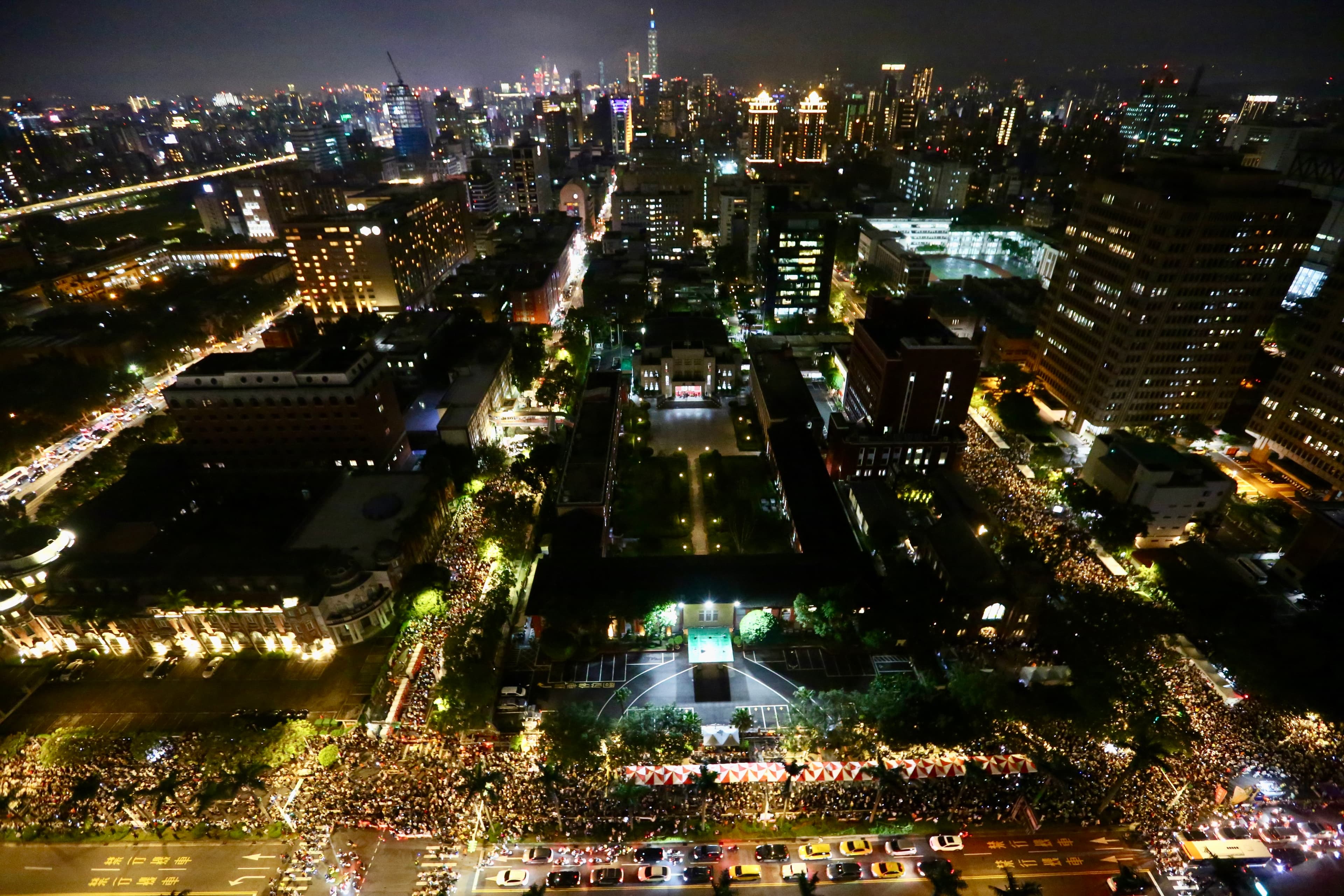 不只立法院內精彩，場外也聚集了8萬民眾抗議反黑箱、反擴權。