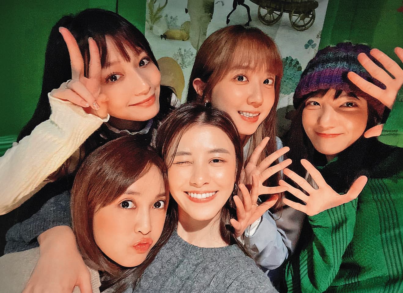 庭瑄（後排右）之前所屬的女團「Popu Lady」雖已形同解散，但還是會上傳私下聚會的紀念寫真。後排左為寶兒、後排中為洪詩，前排左為大元、前排右為宇珊。（翻攝自庭瑄IG）