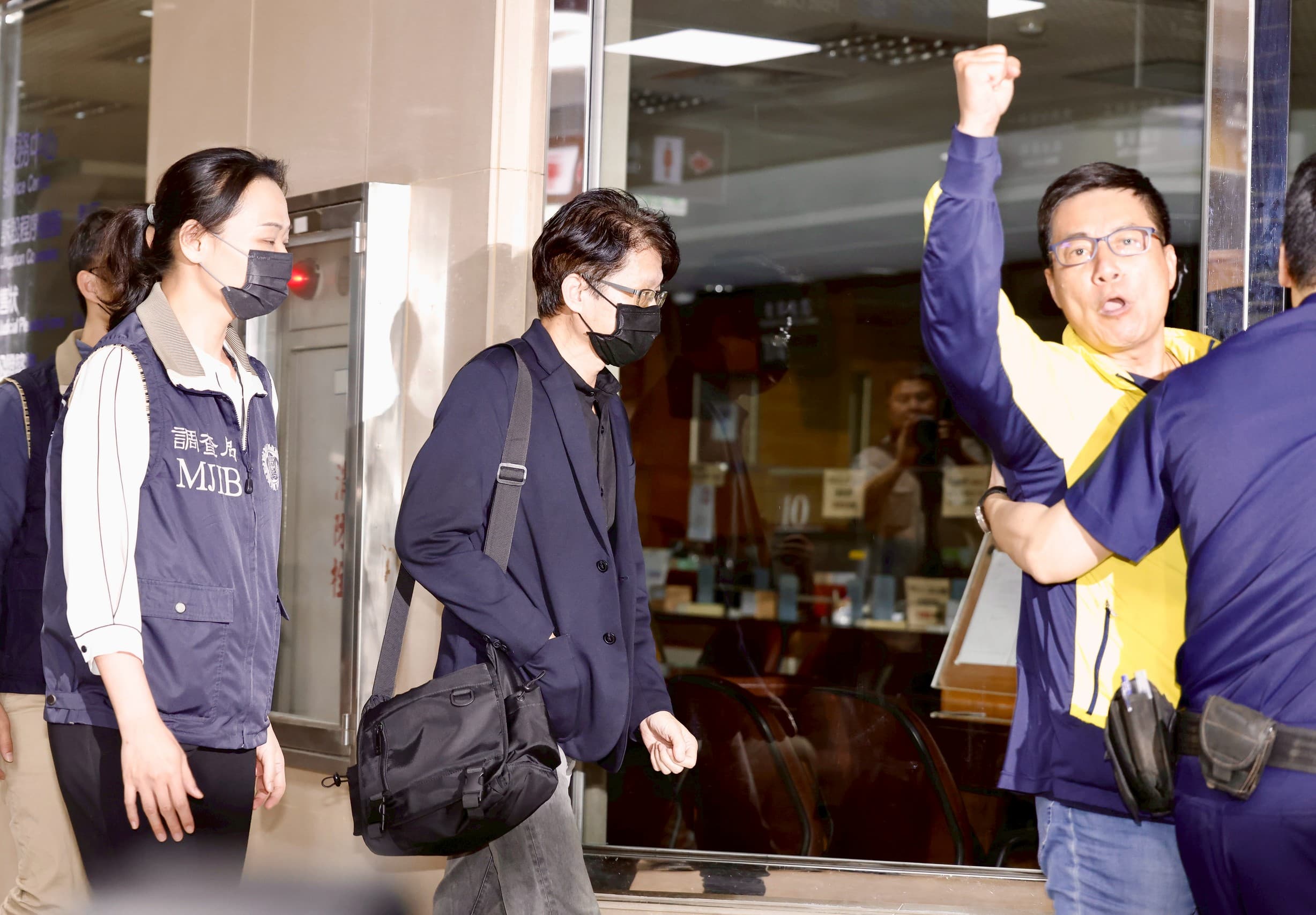 姚富文高喊台北罷雙吳，曾繁川則戴著口罩低調步入地檢署。
