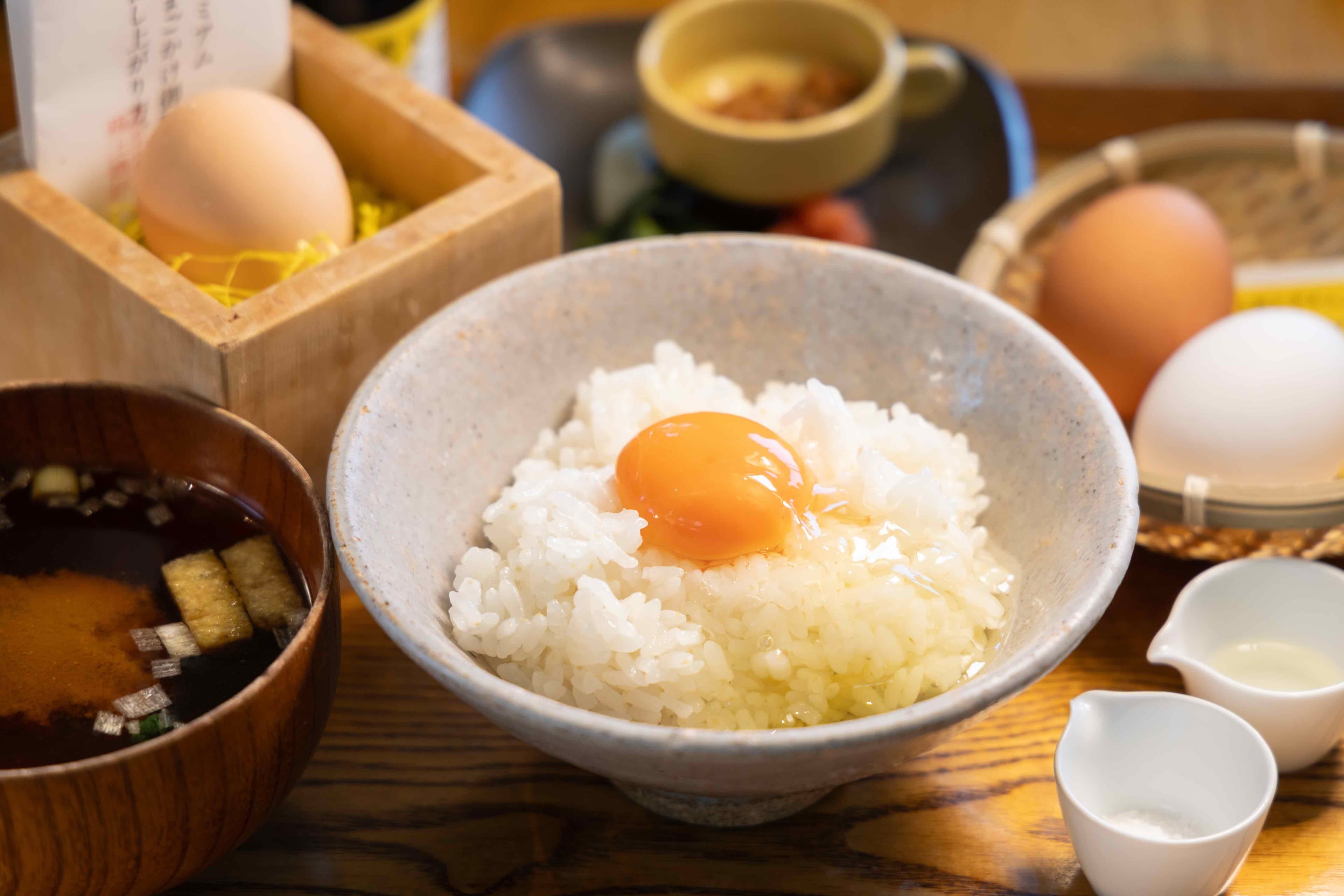 「プレミアムたまごかけご飯御膳セット」使用名古屋コーチン頂級雞蛋，搭配ろく助鹽與紫蘇油，生蛋拌飯最能展現原始蛋香。（1,780日圓／份，約NT$348）