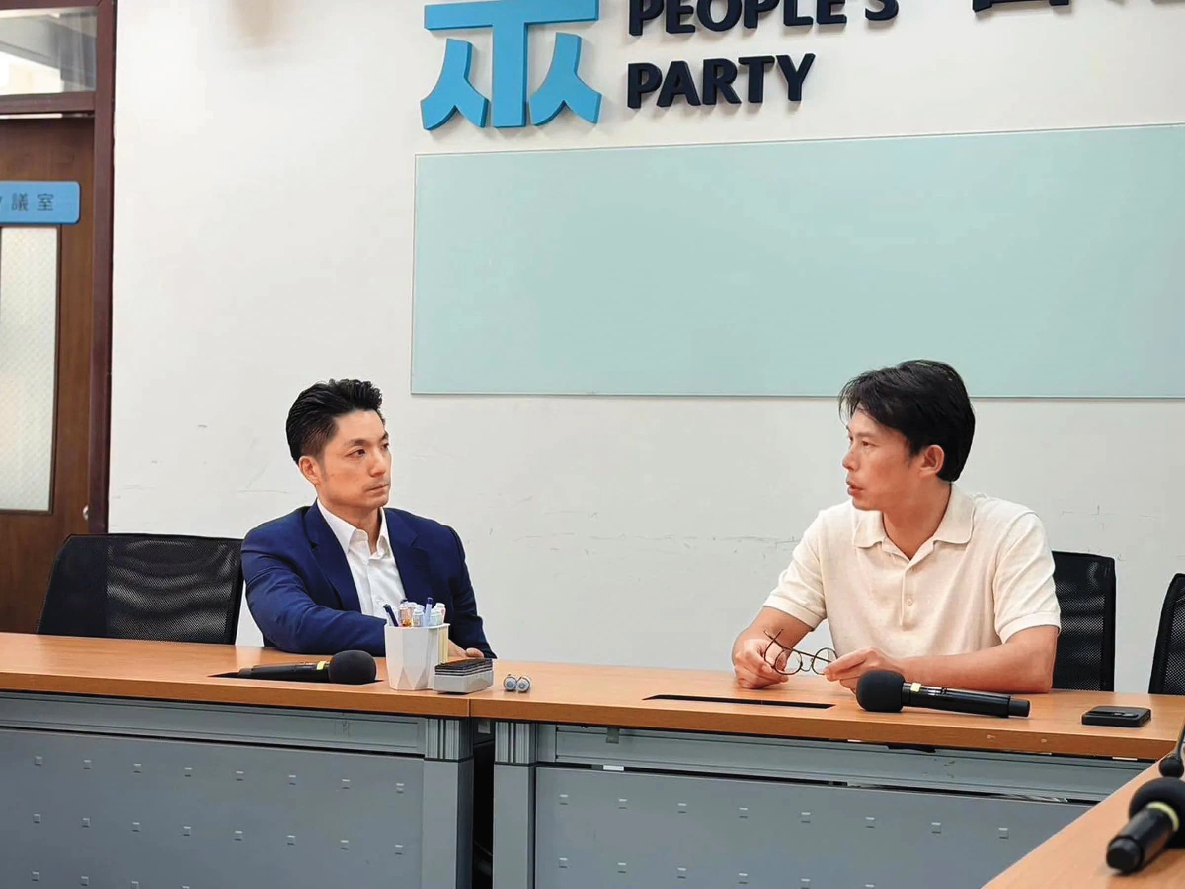 蔣萬安（左）站台白營受限，黃國昌（右）仍對小雞選情有信心。（翻攝黃國昌臉書）