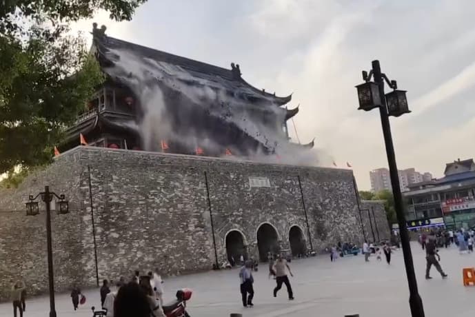 安徽鳳陽鼓樓無預警發生屋頂坍塌，揚起大片塵土。（翻攝微博）