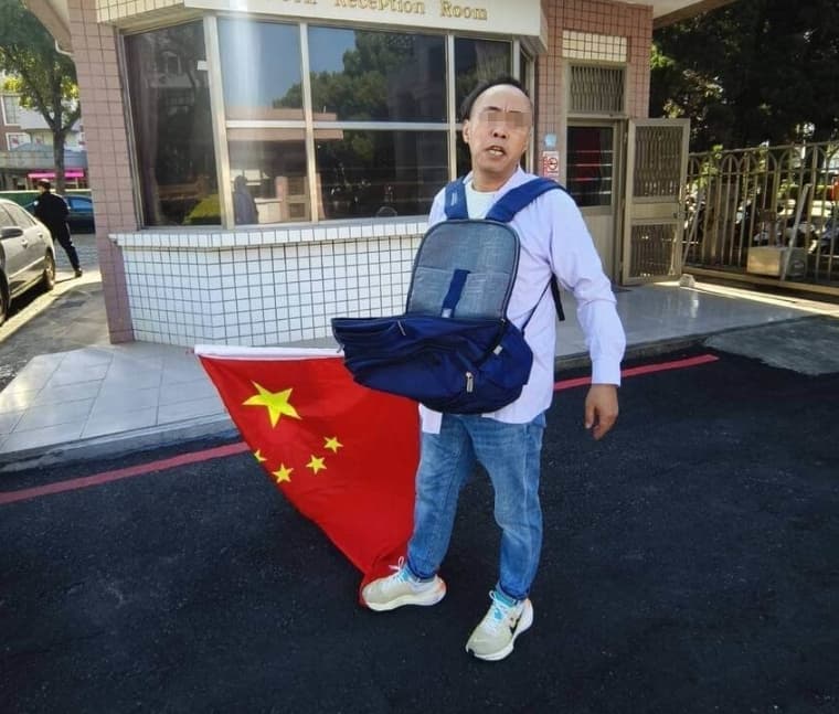 盧男自製五星旗＋中華民國旗，闖金門縣府宣傳統一。（翻攝畫面）
