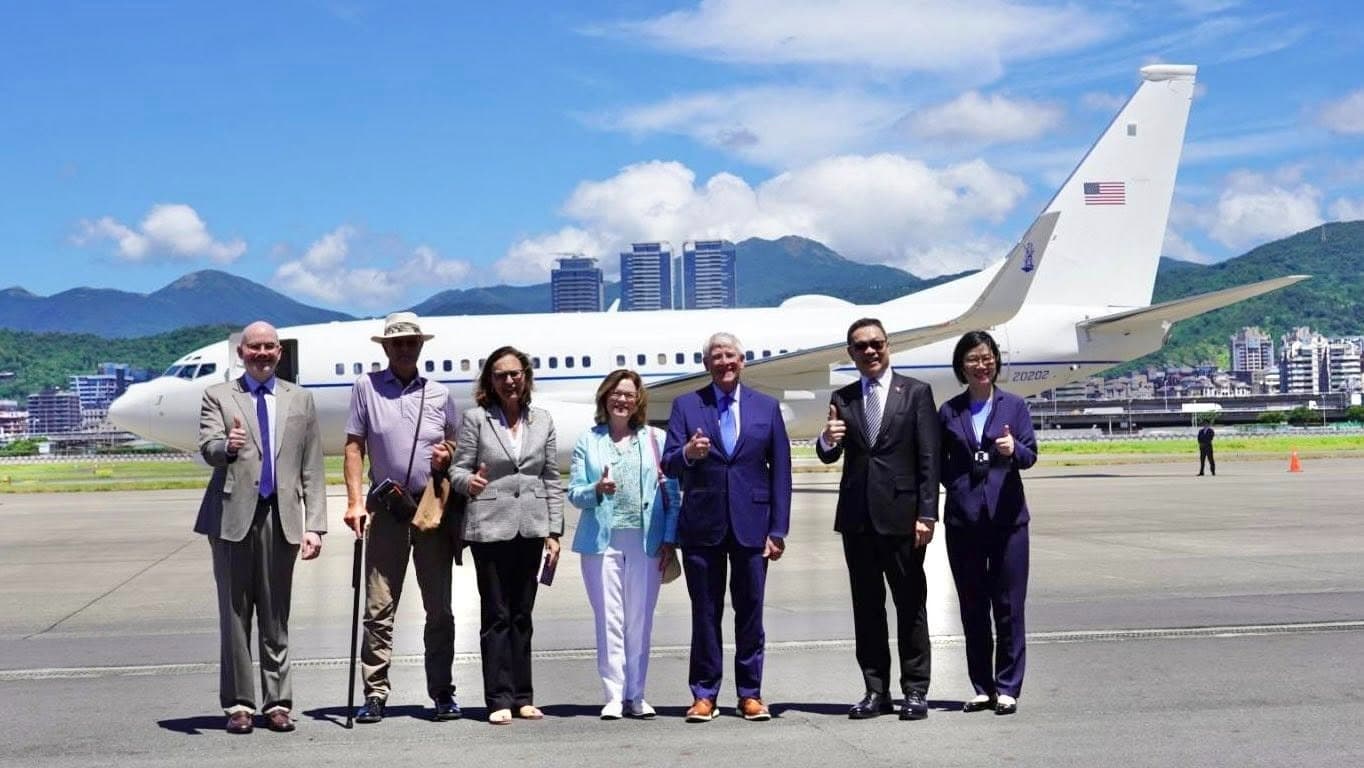 美國聯邦參議員韋克爾與費雪率領國會代表團訪問台灣。（翻攝自AIT臉書）