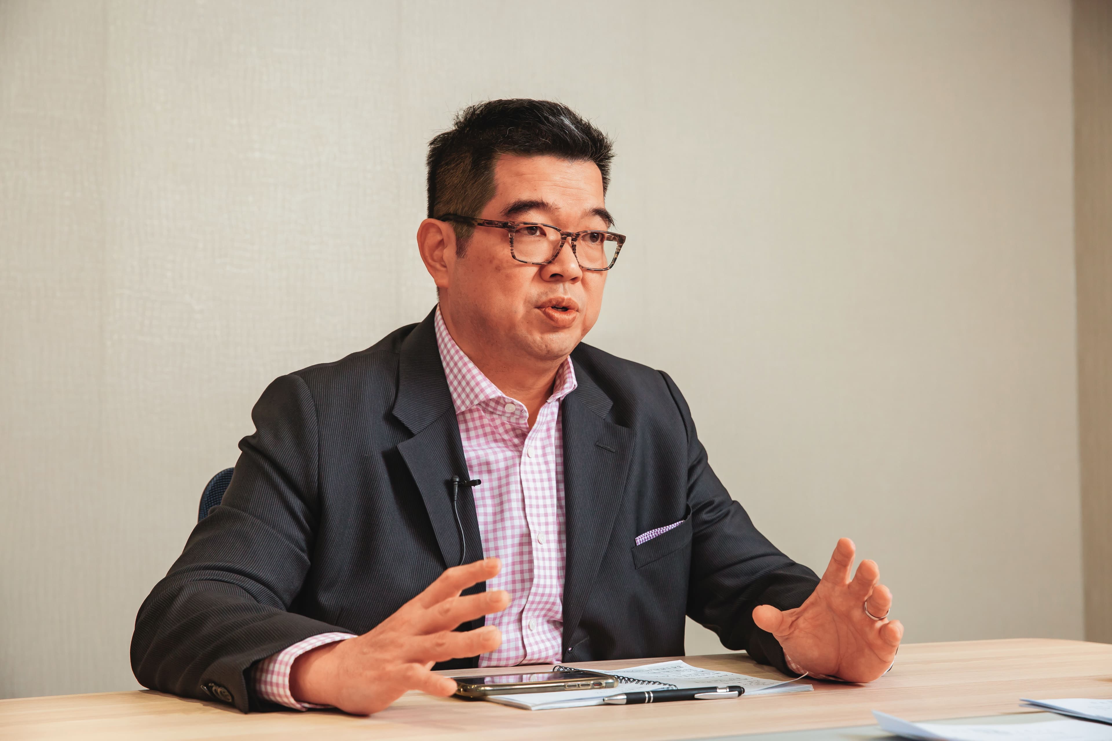 許逸群是福懋油創始家族許家第3代，近年為鞏固經營權，多次與市場派過招。