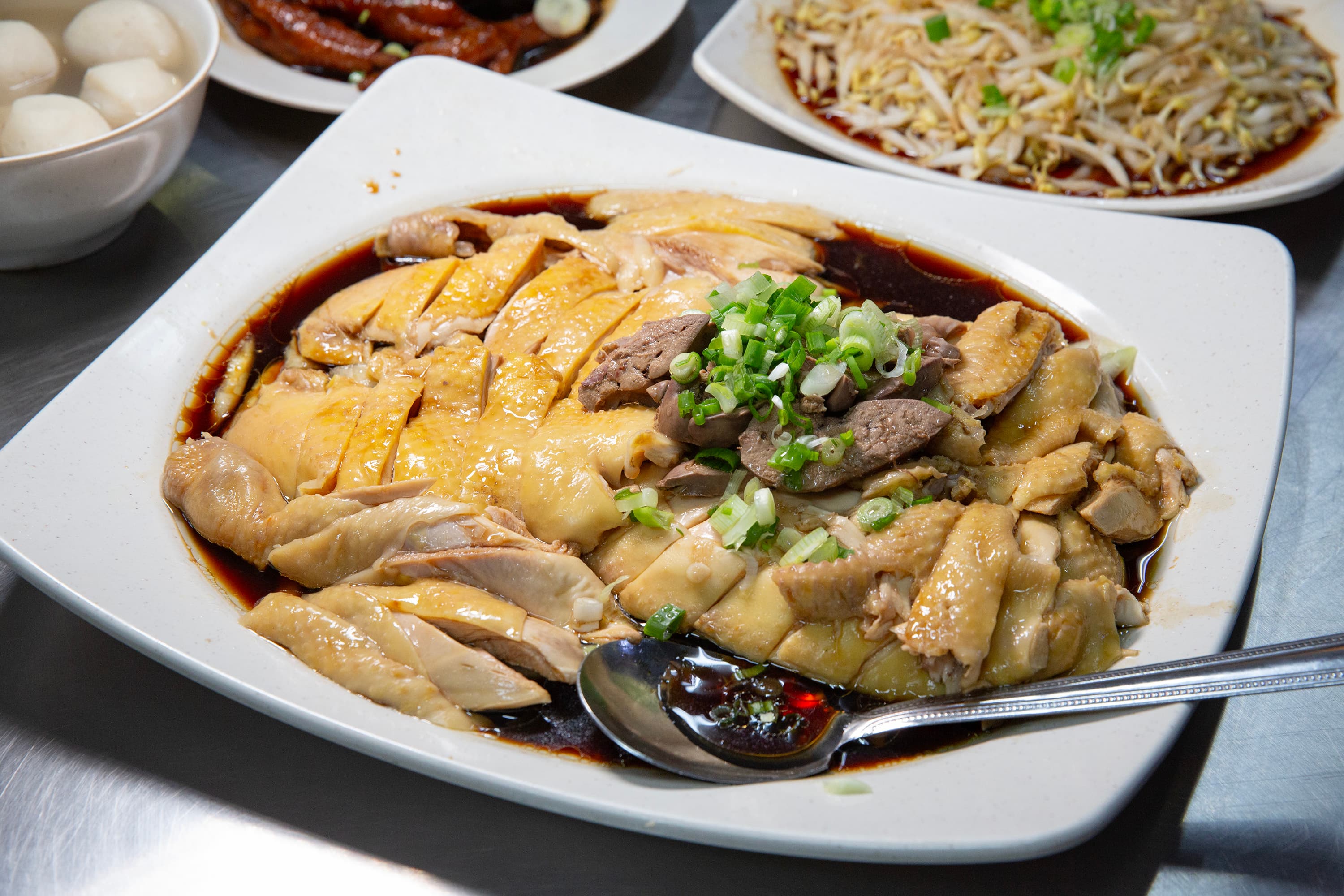 「三媽芽菜滑雞飯」的招牌菜「芽菜雞」，深受廣東與客家移民飲食文化影響，以嫩滑雞肉和爽脆芽菜聞名。（馬幣48元／整隻，約NT$365）