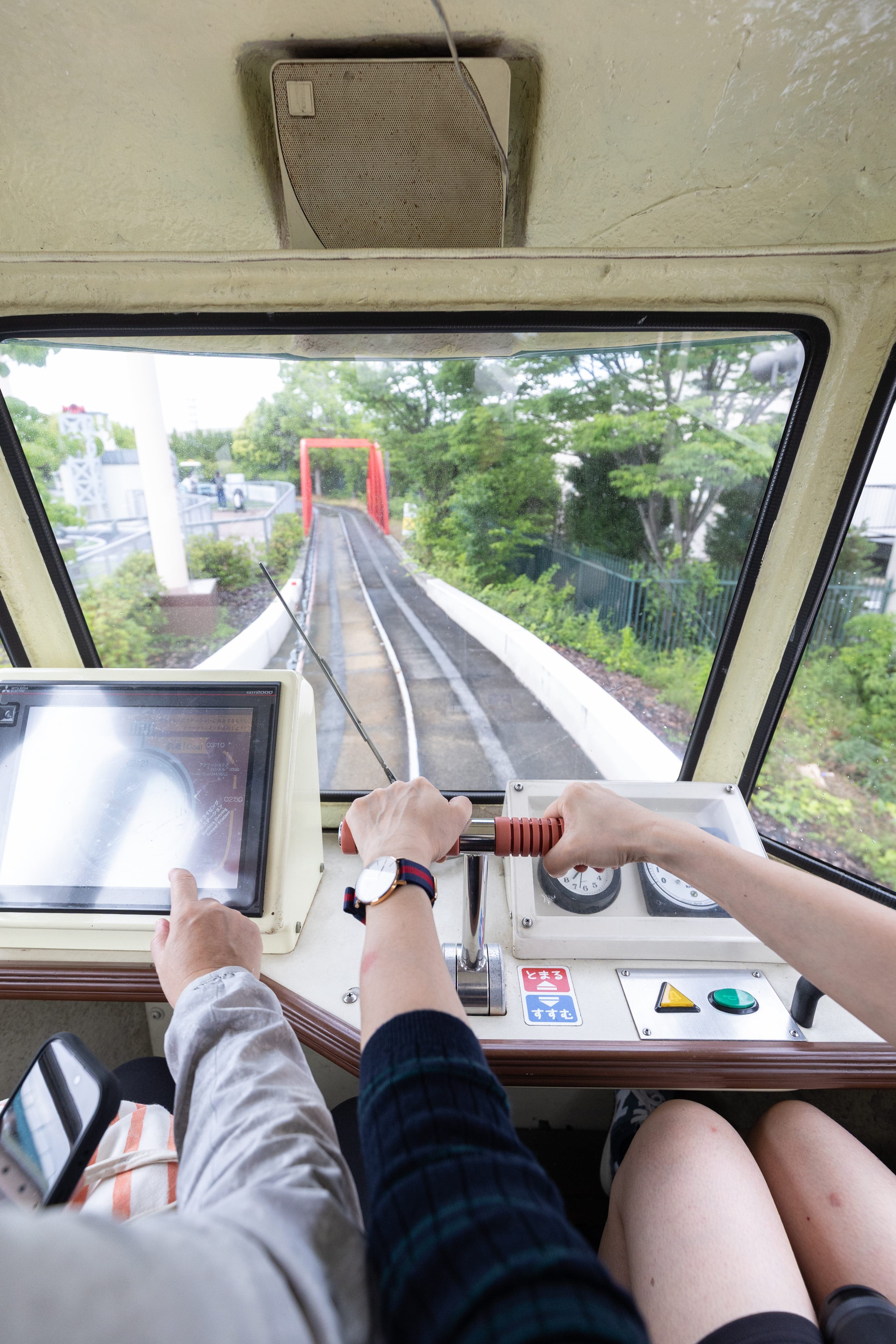 電車需要自己操控搖桿配速，挑戰準時把乘客送回車站，若成功就會獲得通關認證卡。