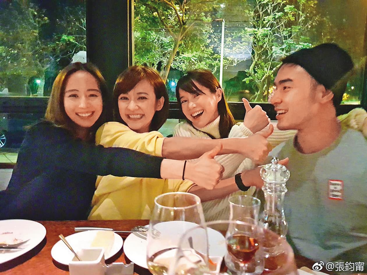 陳意涵（左二）和張鈞甯（左一）、李佳穎（右二）與阮經天（右一）聚會，也是喝開了。（翻攝自陳意涵臉書）