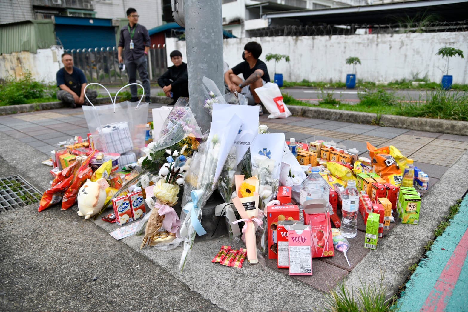 三峽北大國小外的重大車禍造成3死12傷，民眾來到事故現場為罹難者致哀。（鏡報新聞網李智為）