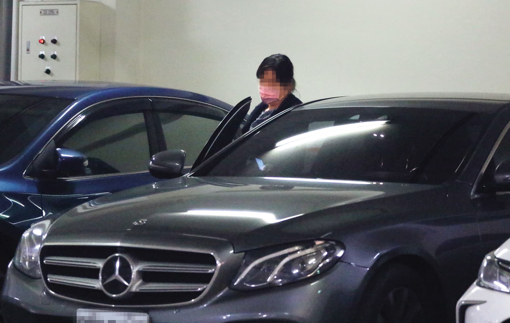 6月25日19:03,江坤俊異性緣不錯,女祕書上了他的車,也是副駕的位置,兩人要去吃晚餐。
