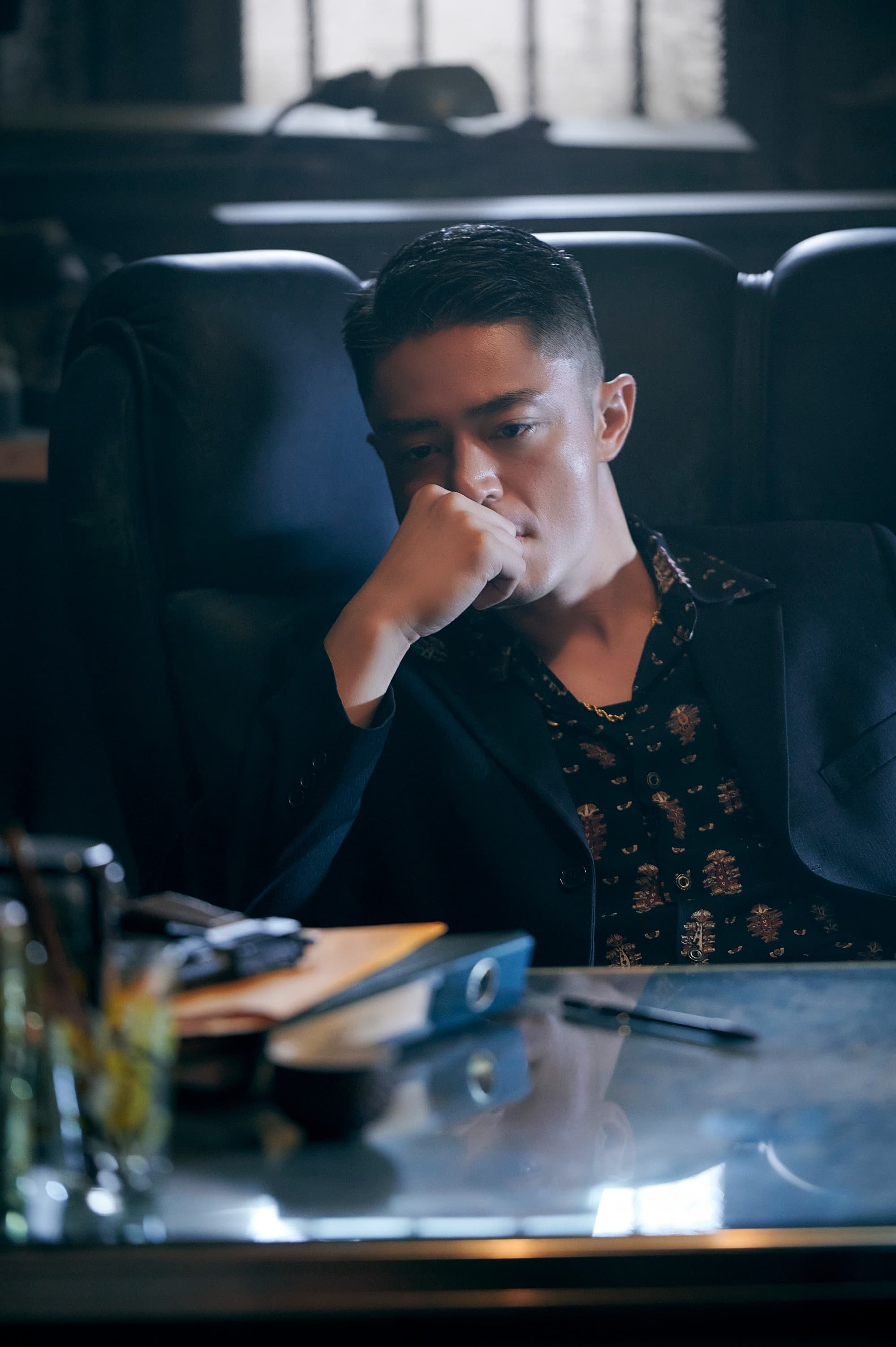 霍建華客串林心如製作的《華燈初上》，飾演與「蘇媽媽」情同姐弟的黑道大哥，甚至與林心如有對手戲。（NETFLIX、百聿數碼提供）