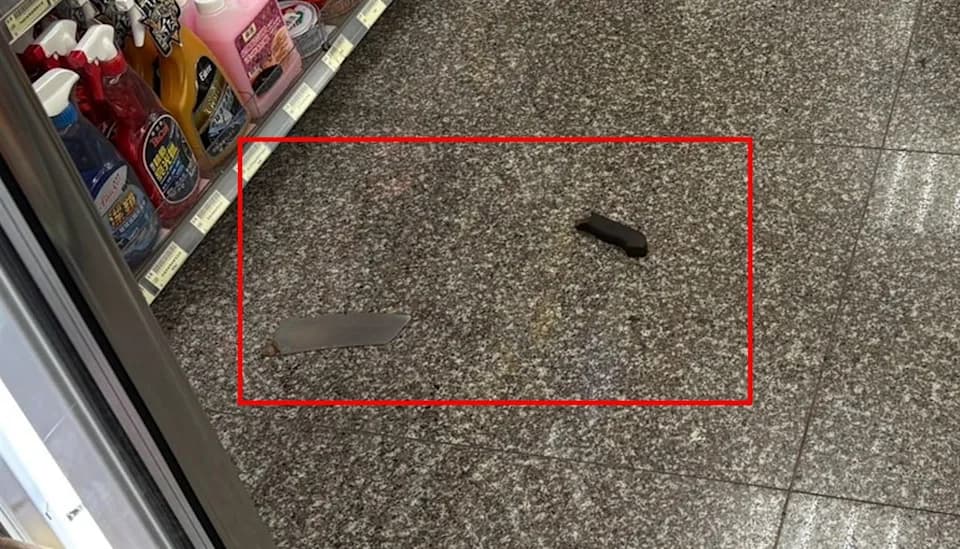 新北市三峽區20日下午發生持雙刀揮舞事件，警方獲報後迅速到場將男子壓制，所幸未造成其他人員傷亡。（翻攝畫面）