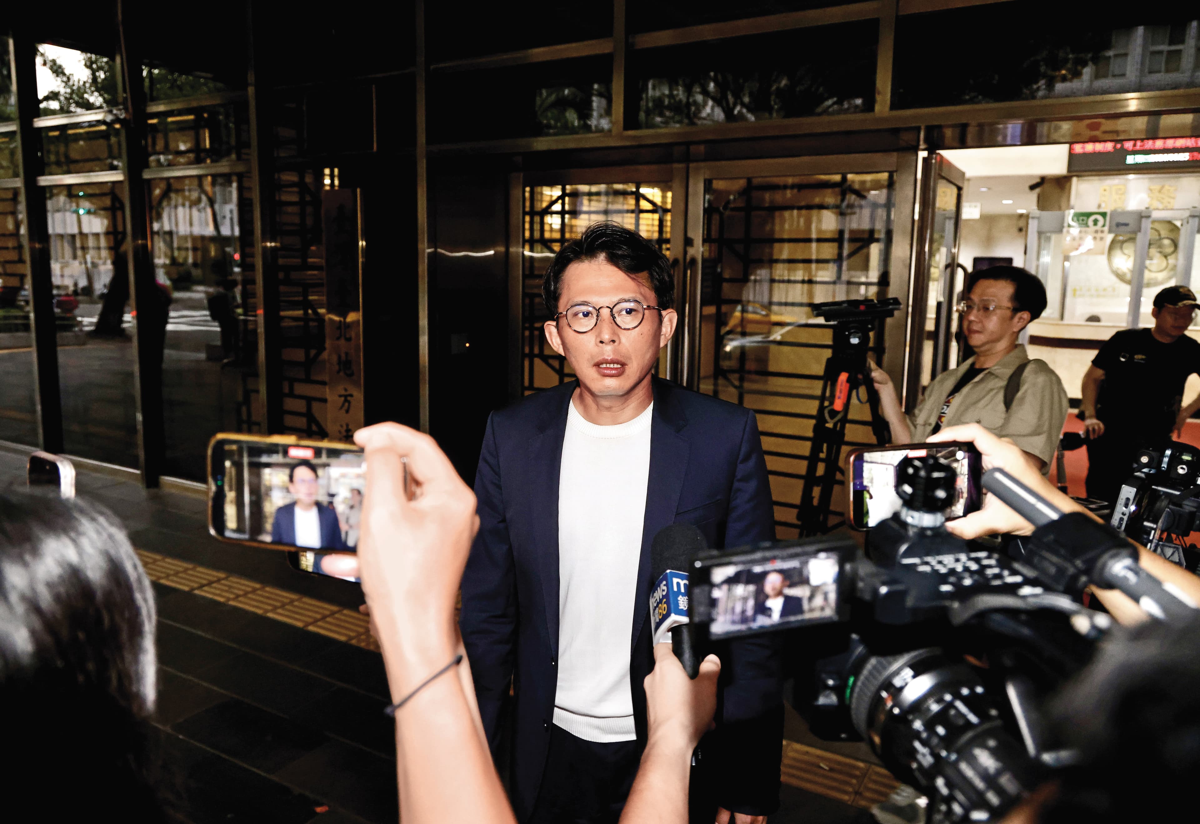 黃國昌訊後絕口不提凱思或狗仔案情，反轟檢方隨匿名檢舉起舞，明顯避重就輕。