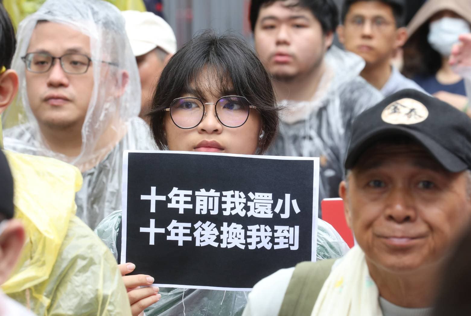 有許多民眾不滿藍白強行修法,自發性在立院外集結抗議。