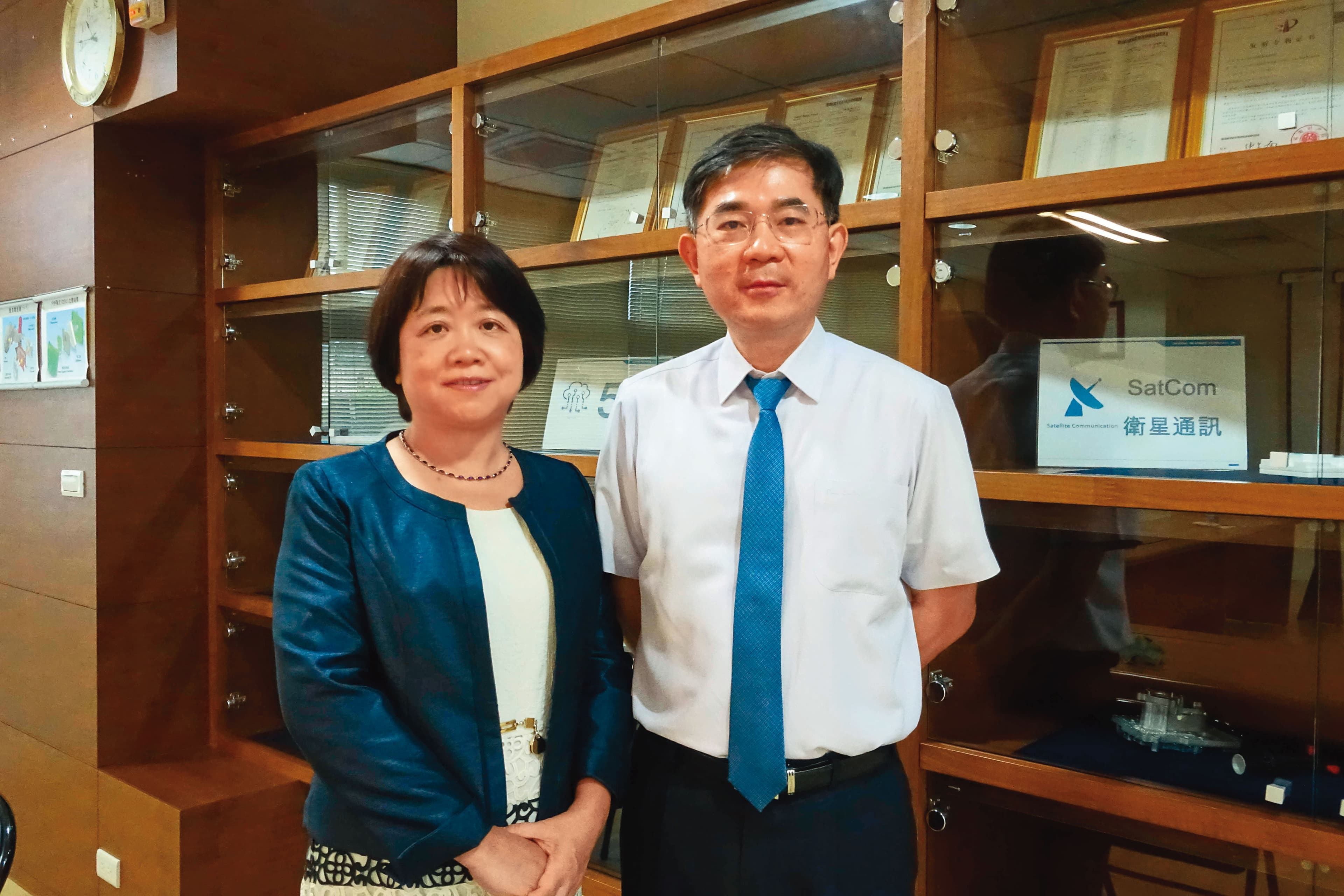 昇達科通吃國際低軌衛星4大廠訂單。圖左為董事長陳淑敏,右為總經理吳東義。(盧佳柔攝)
