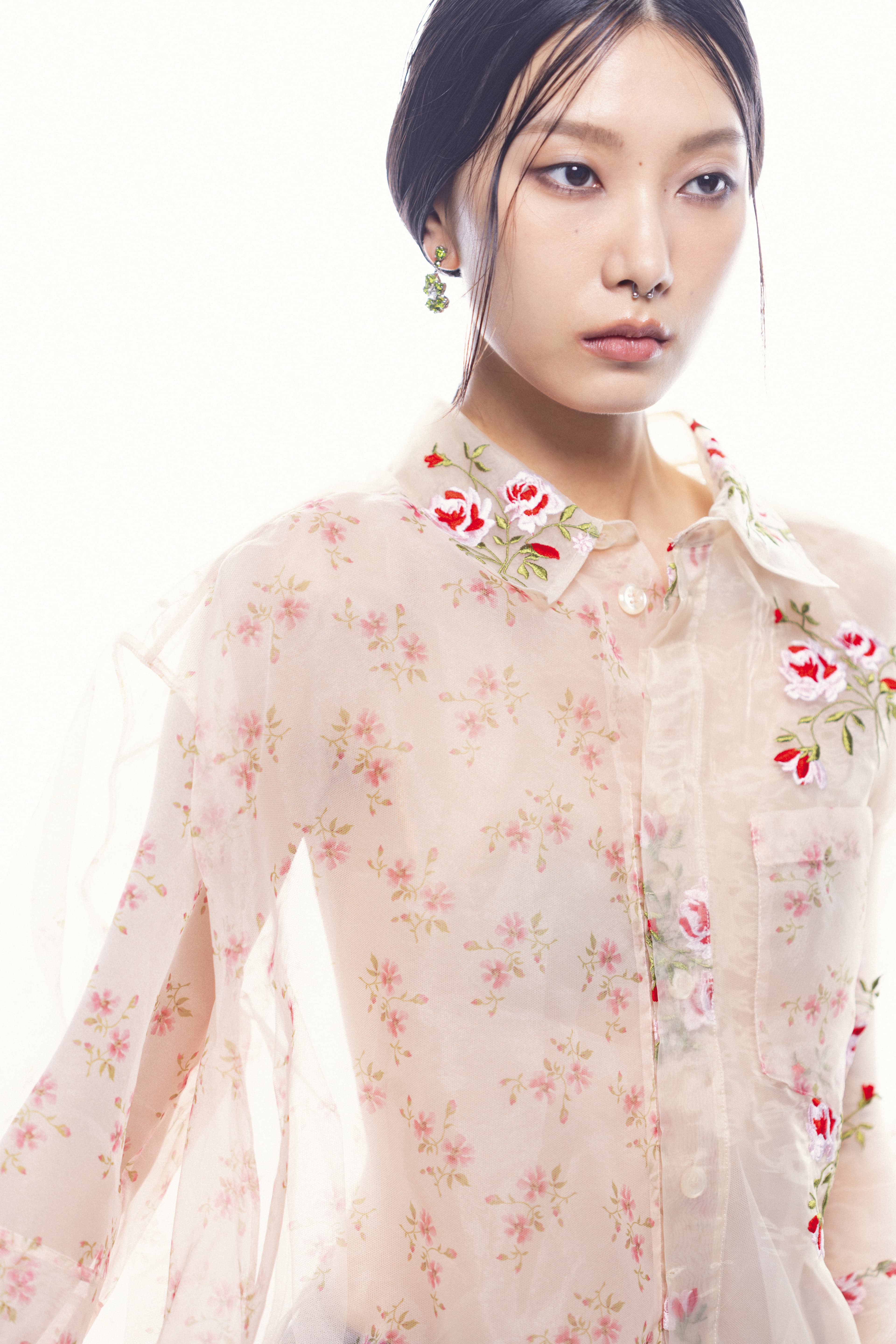 氣球造型透膚襯衫 NT$28,800 by Simone Rocha；綠色水晶花卉垂墜耳環 NT$7,950 by Simone Rocha。