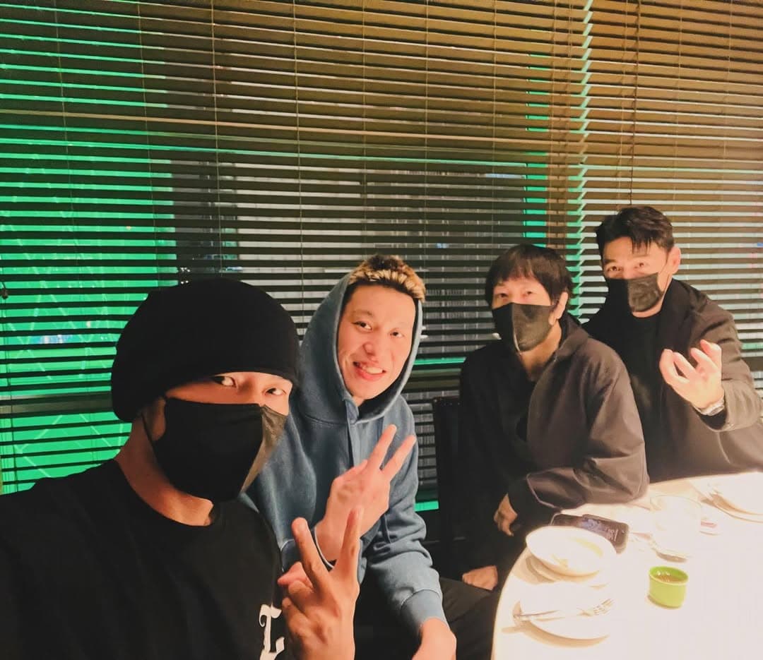 阿信（右二）私下的妹妹頭造型引起話題。（翻攝周杰倫IG）