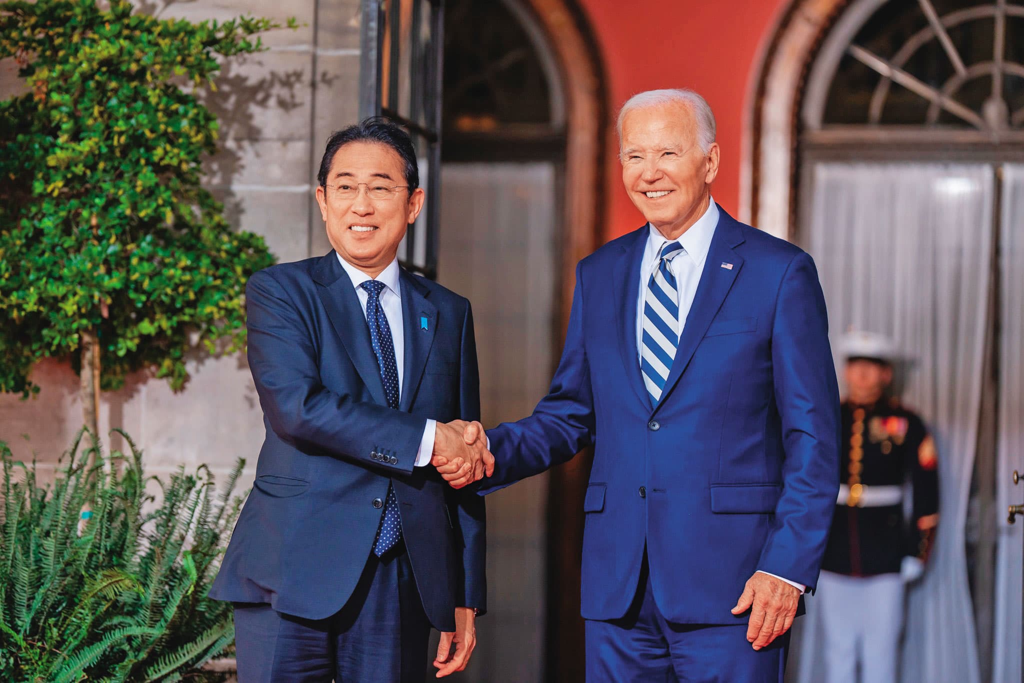 美國總統拜登（右）與前日本首相岸田文雄（左）會談後，雙方就簽署《半導體合作基本原則》。（翻攝The White House）