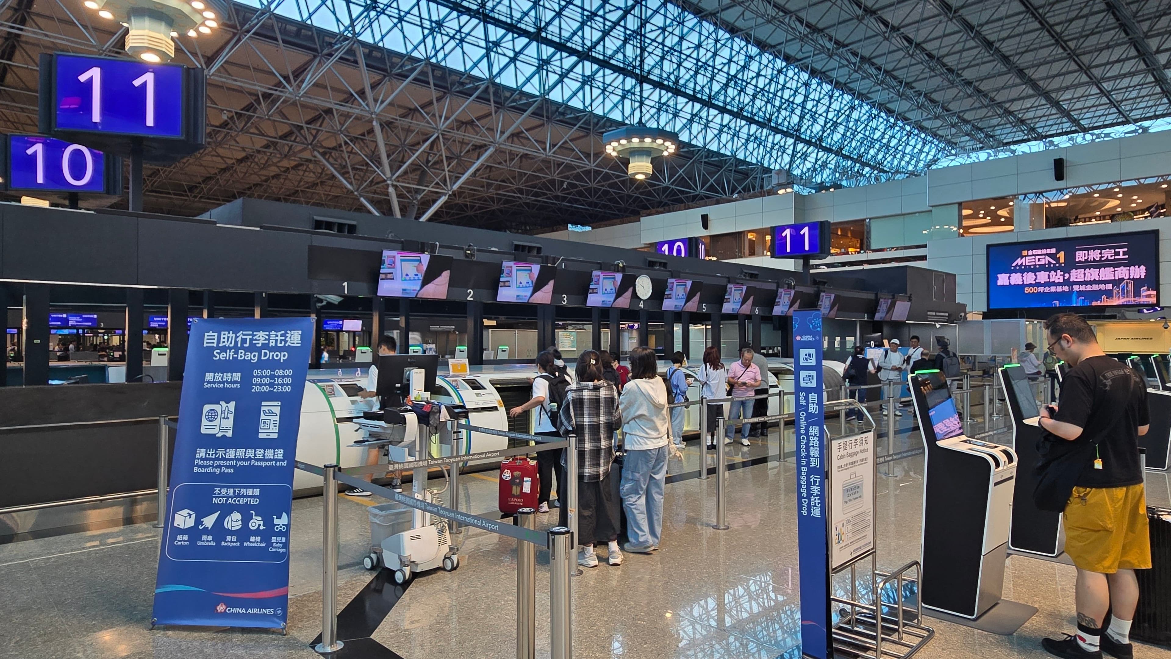 桃園機場公司建議旅客提前3小時抵達機場，善用手機、網路報到，自助行李託運及自動通關證照查驗等智慧化服務。（桃機公司提供）