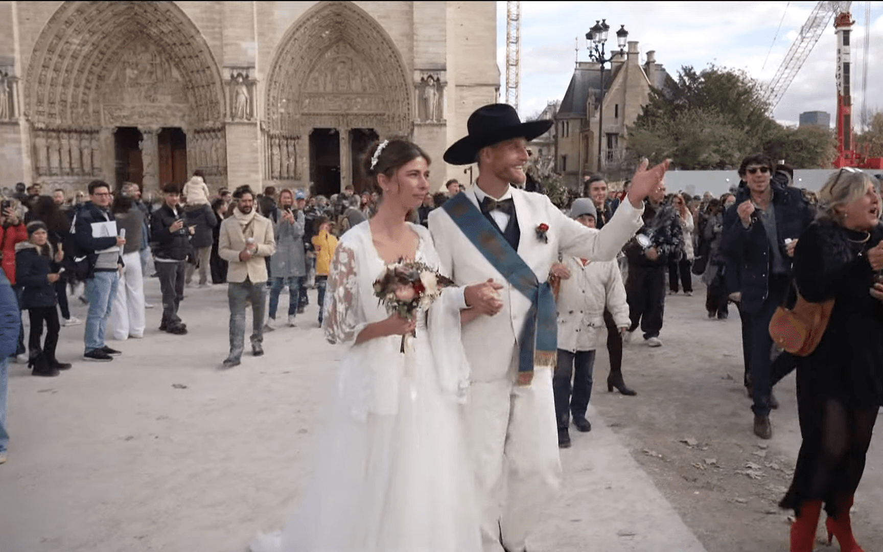 馬丁和潔德在聖母院結婚，受到親友和遊客祝福。（翻攝 FRANCE 24 English YouTube頻道）