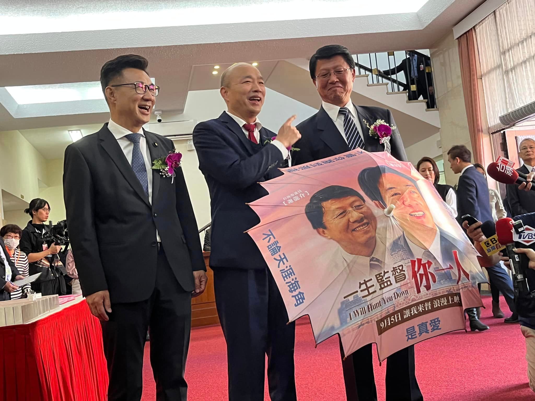 謝龍介（右起）與韓國瑜、江啟臣在立法院報到。（翻攝謝龍介臉書）
