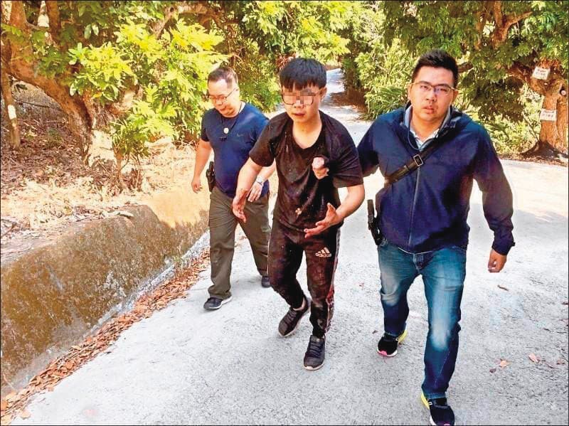 警方在霧峰山區逮捕搶劫殺人的李政達（中）及另2名共犯。（警方提供）