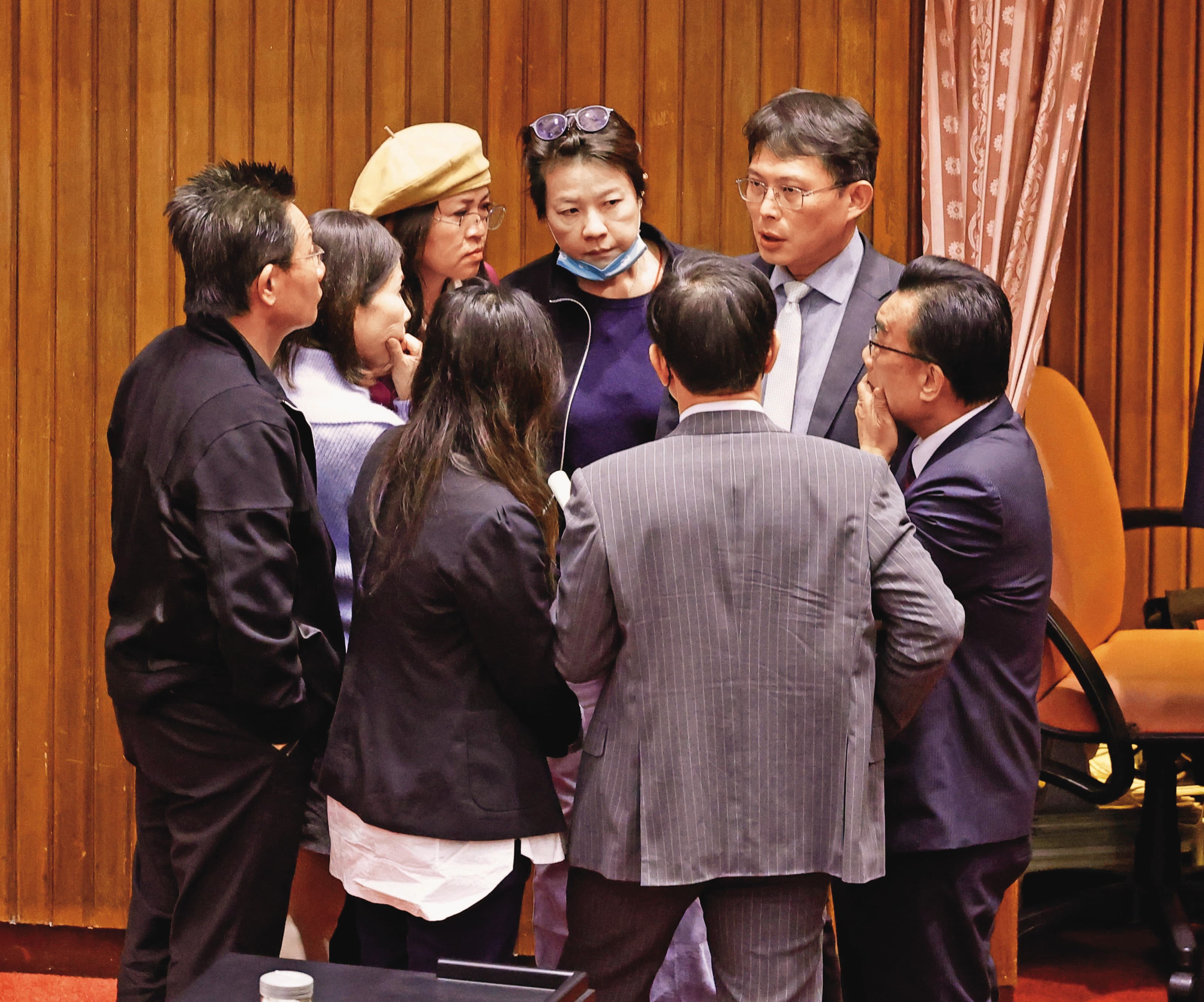 民眾黨立委黃國昌（後右）原本獲柯文哲指定接班，近來傳出生變。