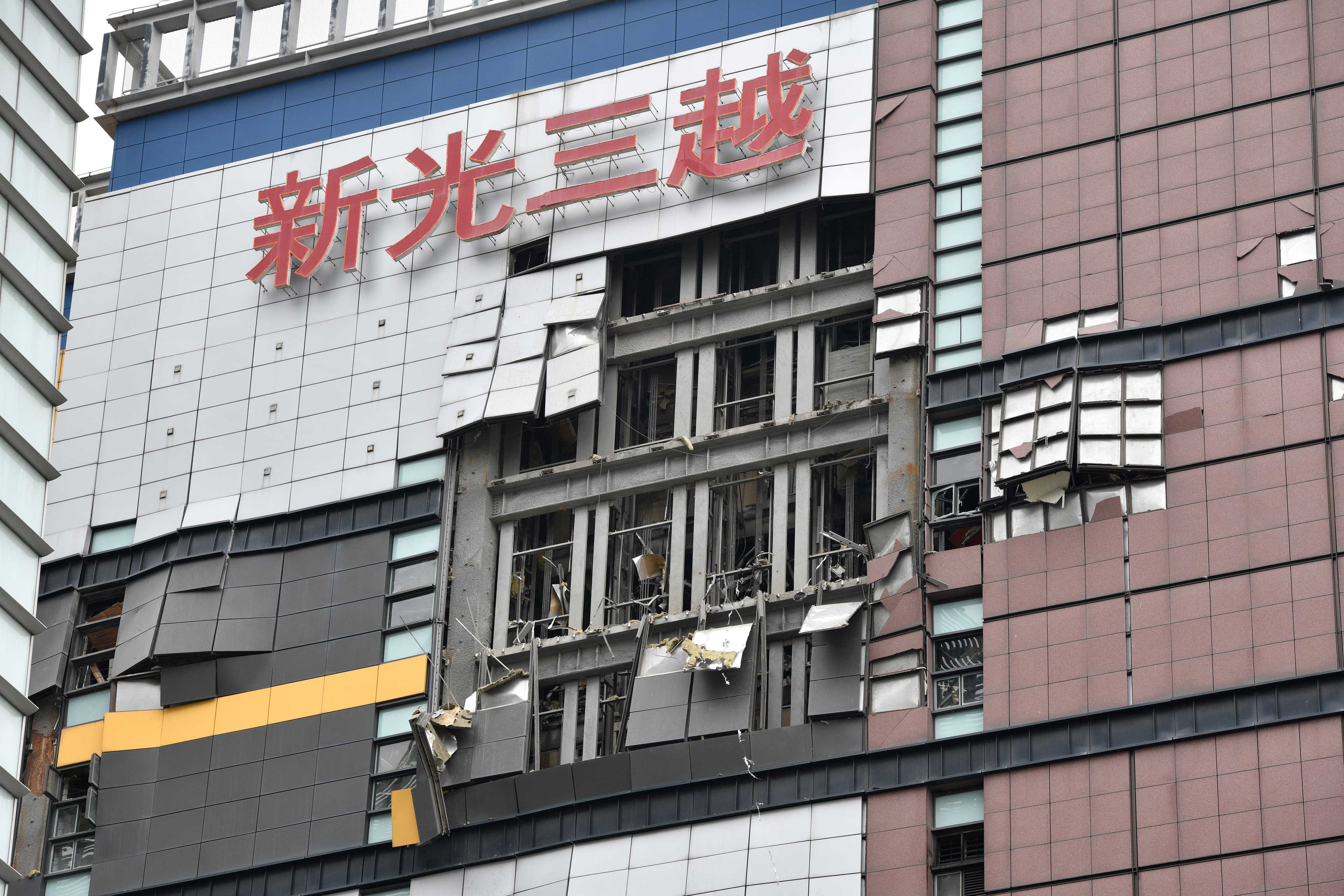 新光三越中港店今上午發生嚴重氣爆，外牆明顯受損。