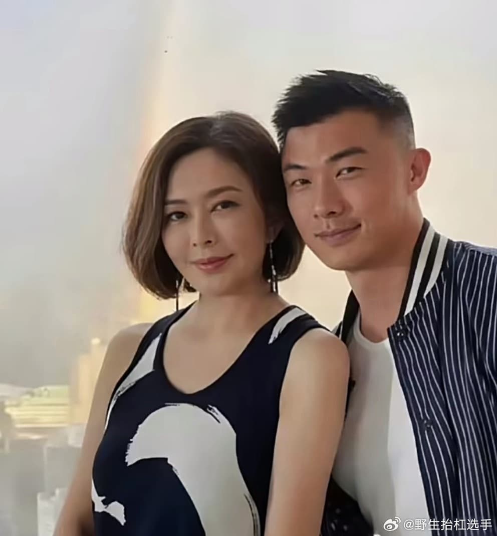 關之琳傳與男模Johan交談約短短七分鐘後，兩人便陷入熱戀。（圖／翻攝自微博）