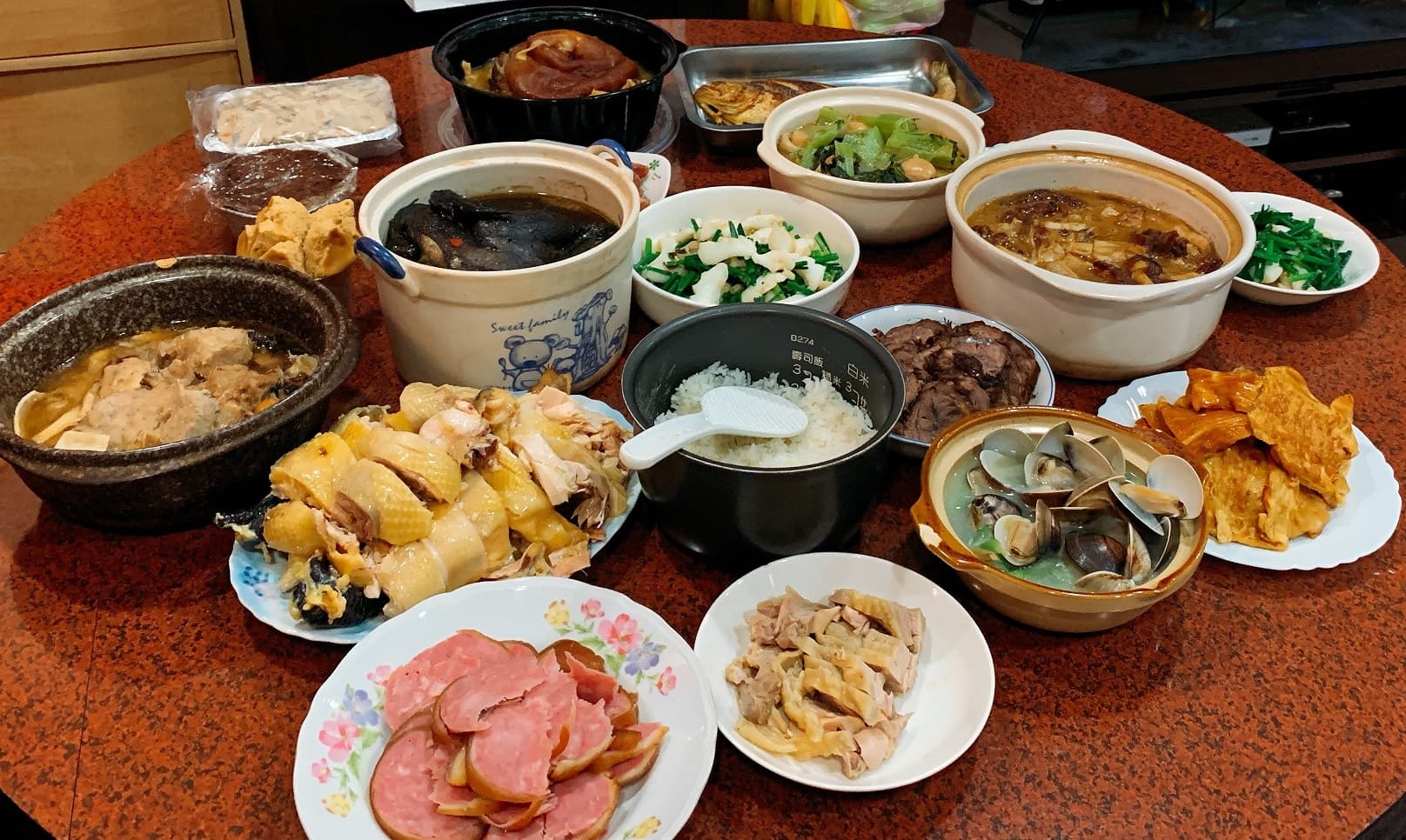 過年團圓飯上，桌上的美食成為一個非常好的開場白。（本刊資料照）