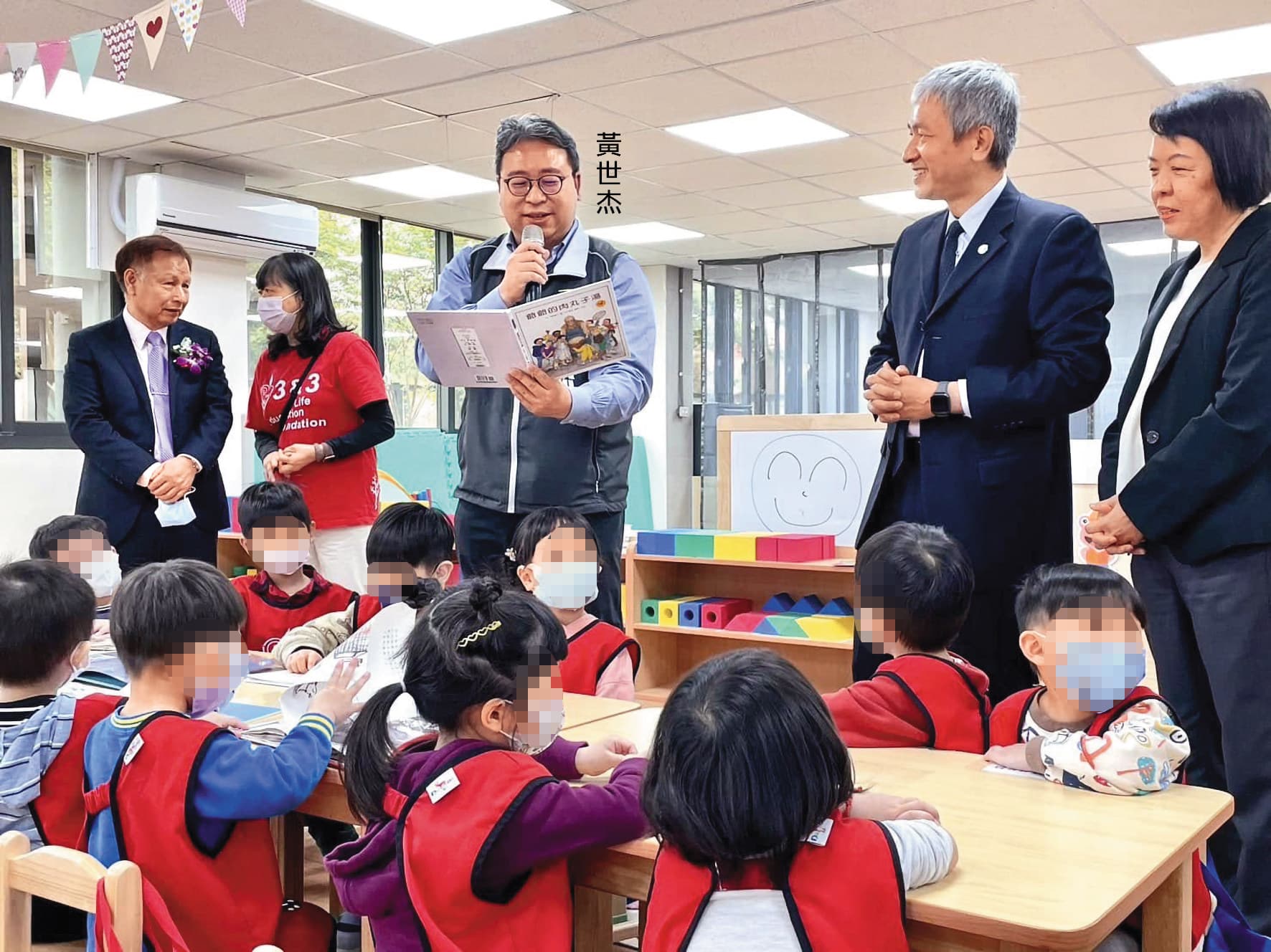 桃園市是六都最年輕城市，更是不少家庭移居首選，育兒議題成選舉焦點。圖為黃世杰與孩童互動畫面。（翻攝黃世杰臉書）