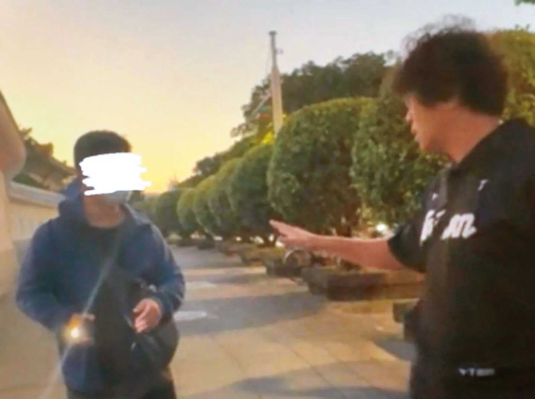 沈伯洋（右）上月帶孩子在台北街頭散步，突遭陌生男子（左）突以手機強光照射、並錄影質問。（翻攝沈伯洋臉書）
