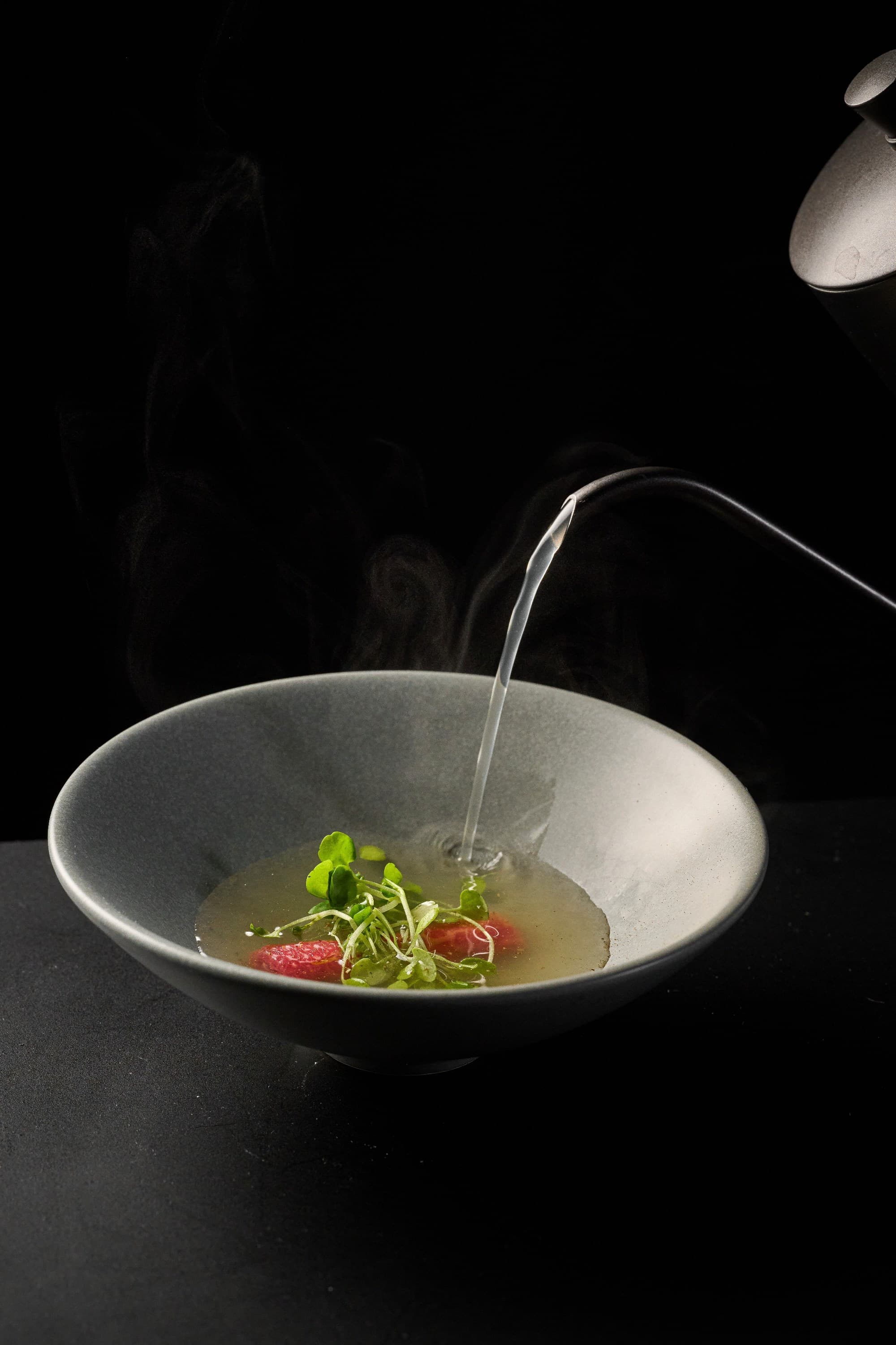 「和牛澄清湯」以95度澄清湯桌邊沖淋生和牛肉芯芯薄片，熱湯融入肉質柔嫩的和牛油脂香氣。（燒肉風間提供）
