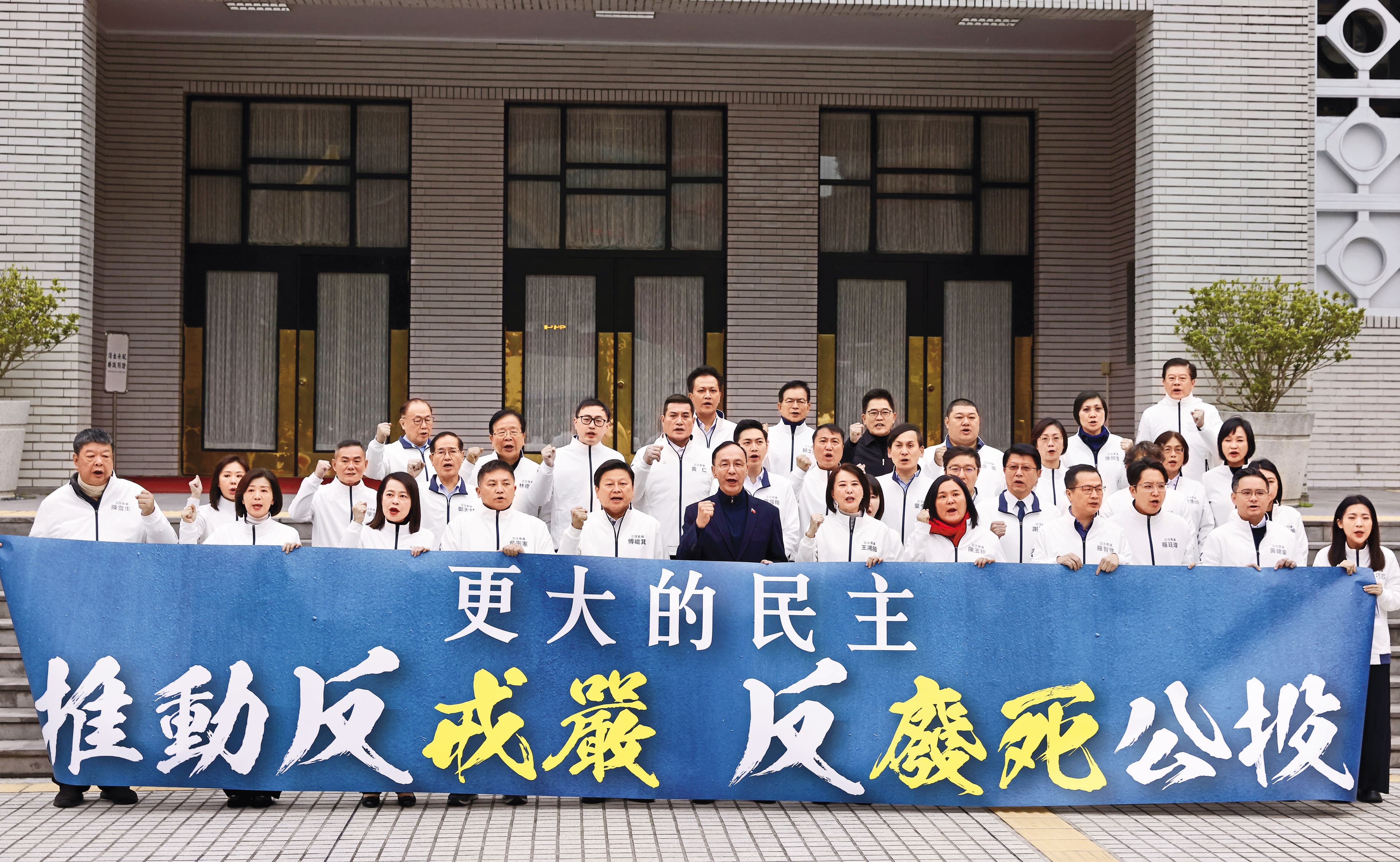 國民黨原先規劃「公投綁罷免」催反對票，現在則做好脫鉤準備。