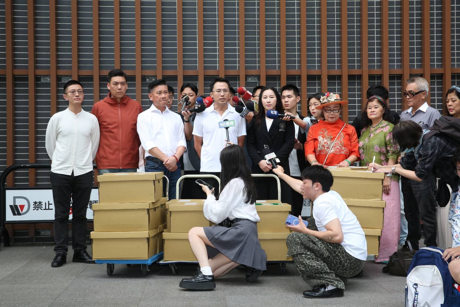 因為領銜人張克晉，罷免吳思瑤一案送件遭北市選委會拒收。（鏡報董孟航攝）