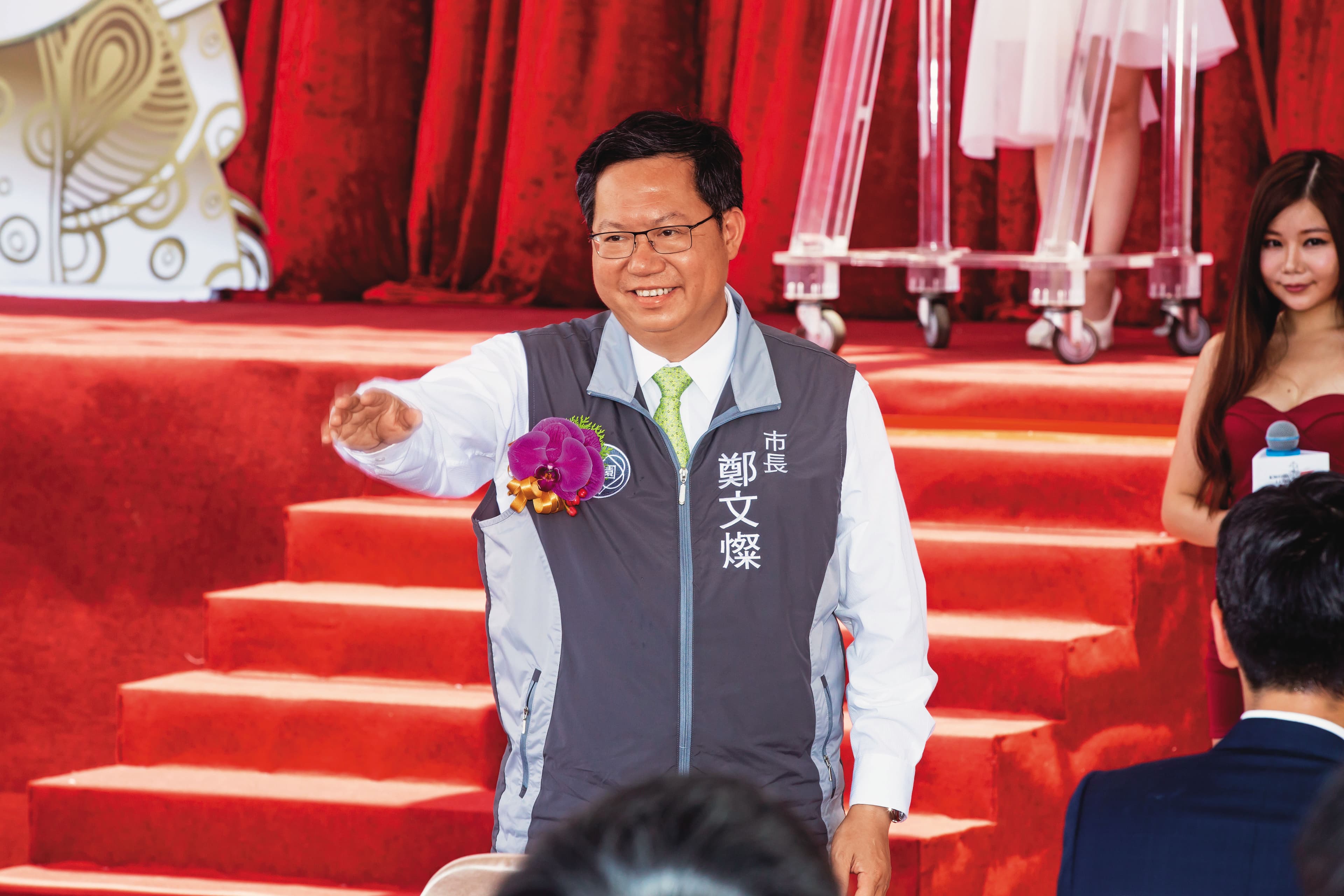 鄭文燦（左）將工五擴大案向行政院陳報核定國家重大計畫，檢方誤解為可免除廖俊松等人取得全部地主同意書而開發，成為法庭攻防焦點。