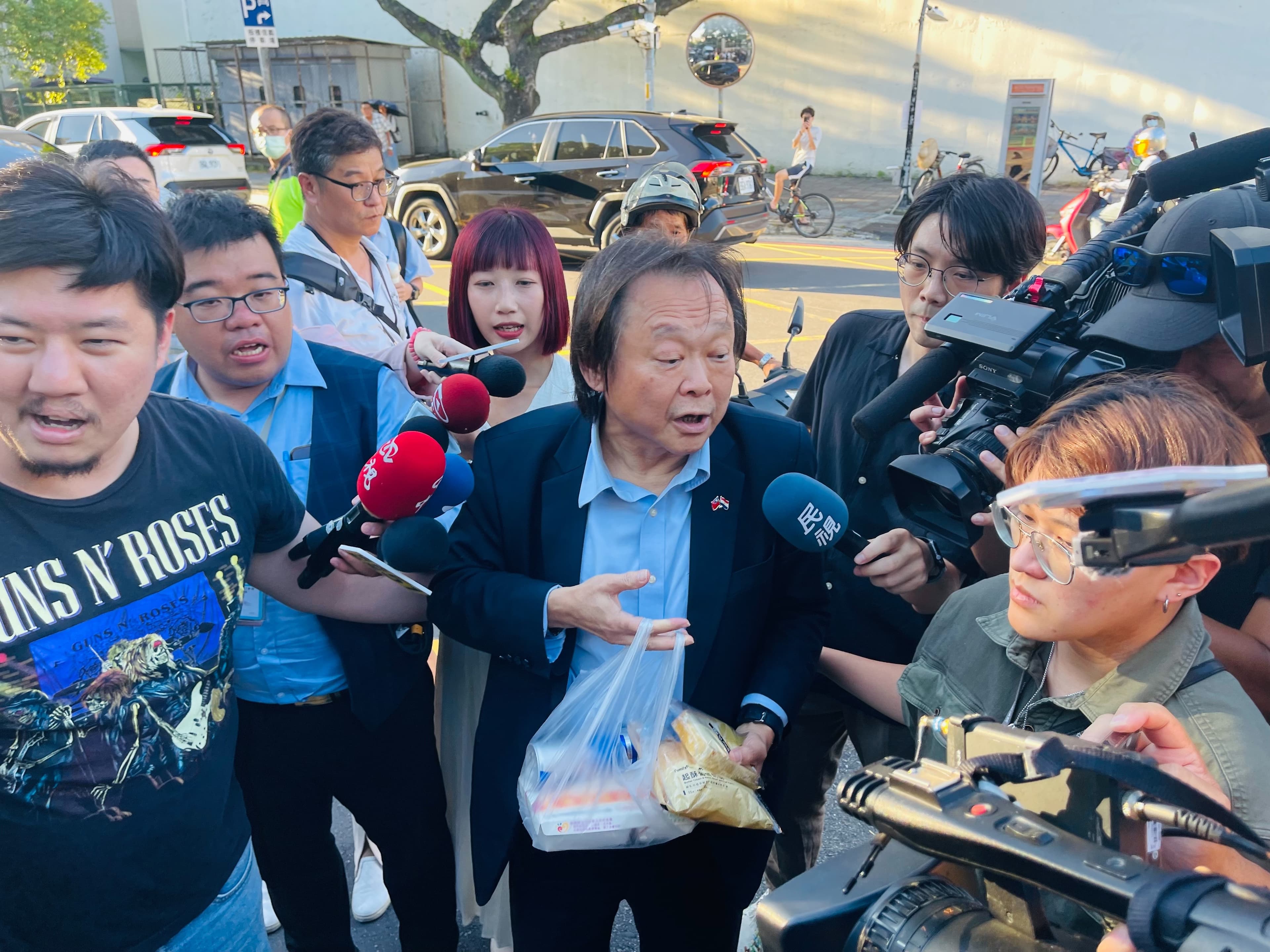 民進黨立委王世堅今要送會客菜給柯，但被退貨。